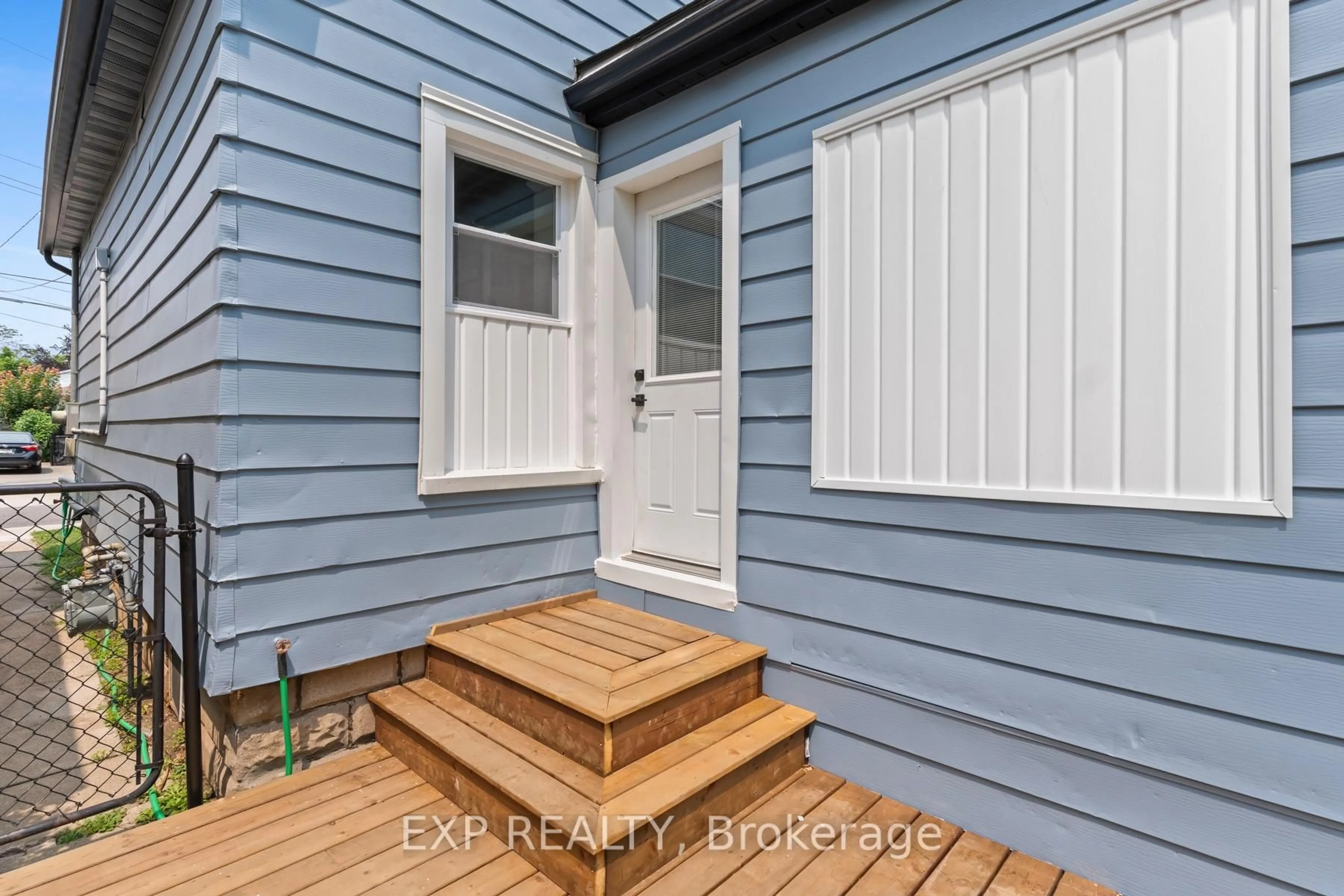 Unknown for 35 East 27th St, Hamilton Ontario L8V 3E8