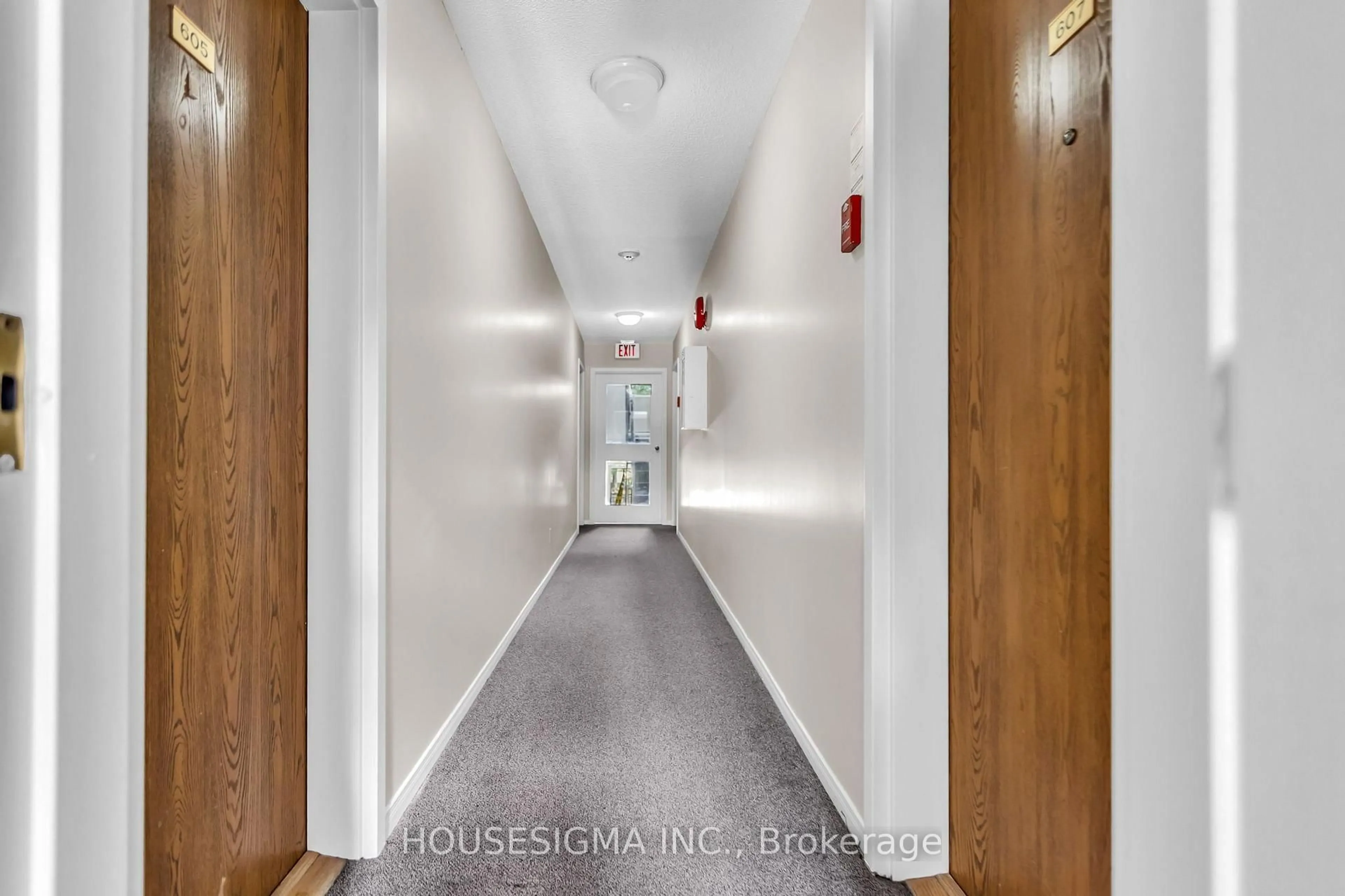 Indoor foyer for 565 Greenfield Ave #606, Kitchener Ontario N2C 2P4