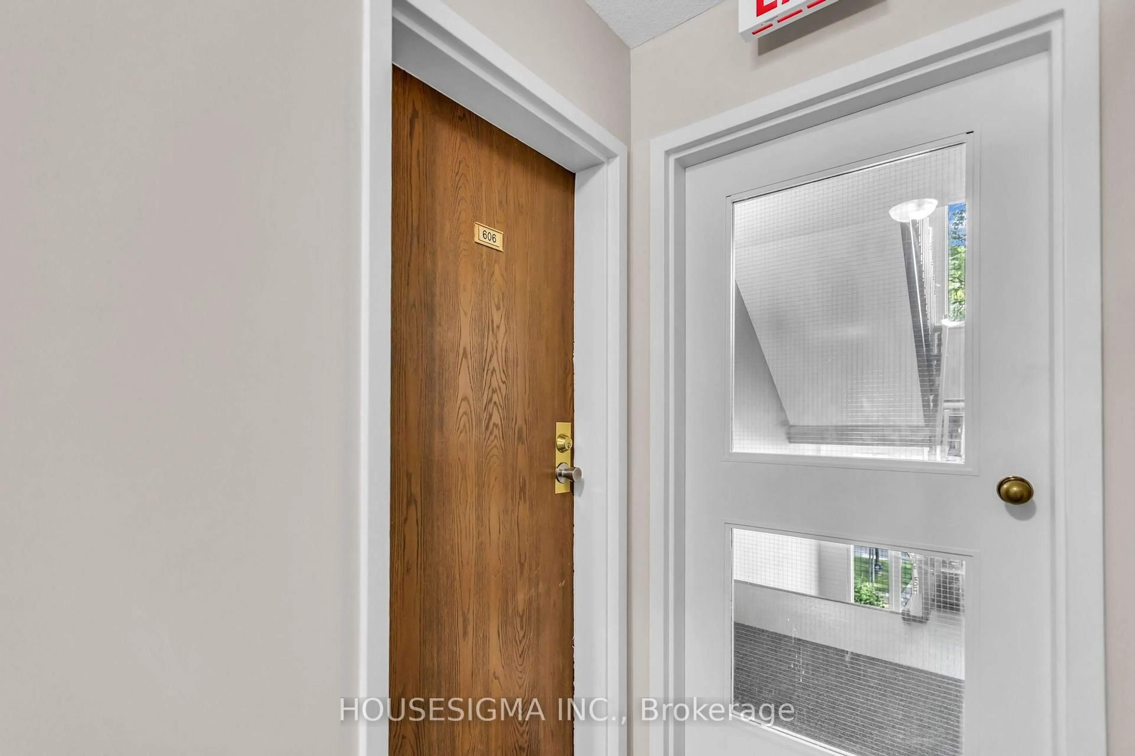 Indoor entryway for 565 Greenfield Ave #606, Kitchener Ontario N2C 2P4