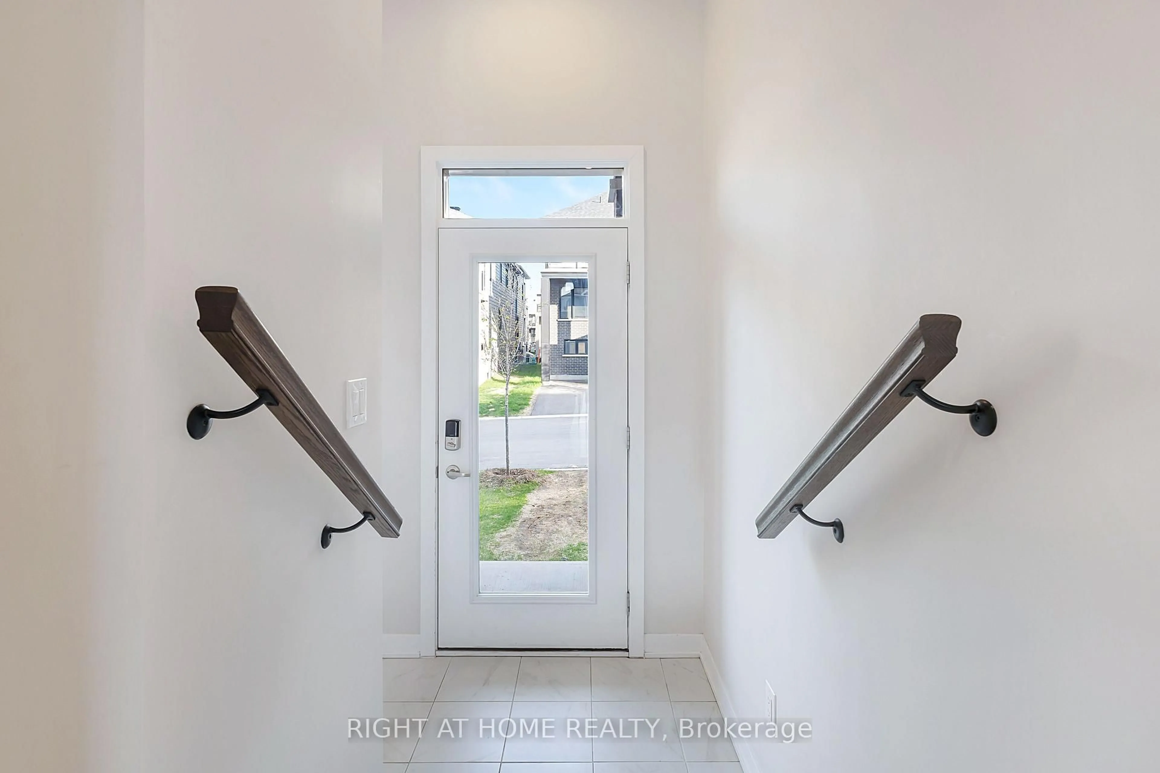Indoor entryway for 106 Beebalm Cres, Ottawa Ontario K2J 7G5