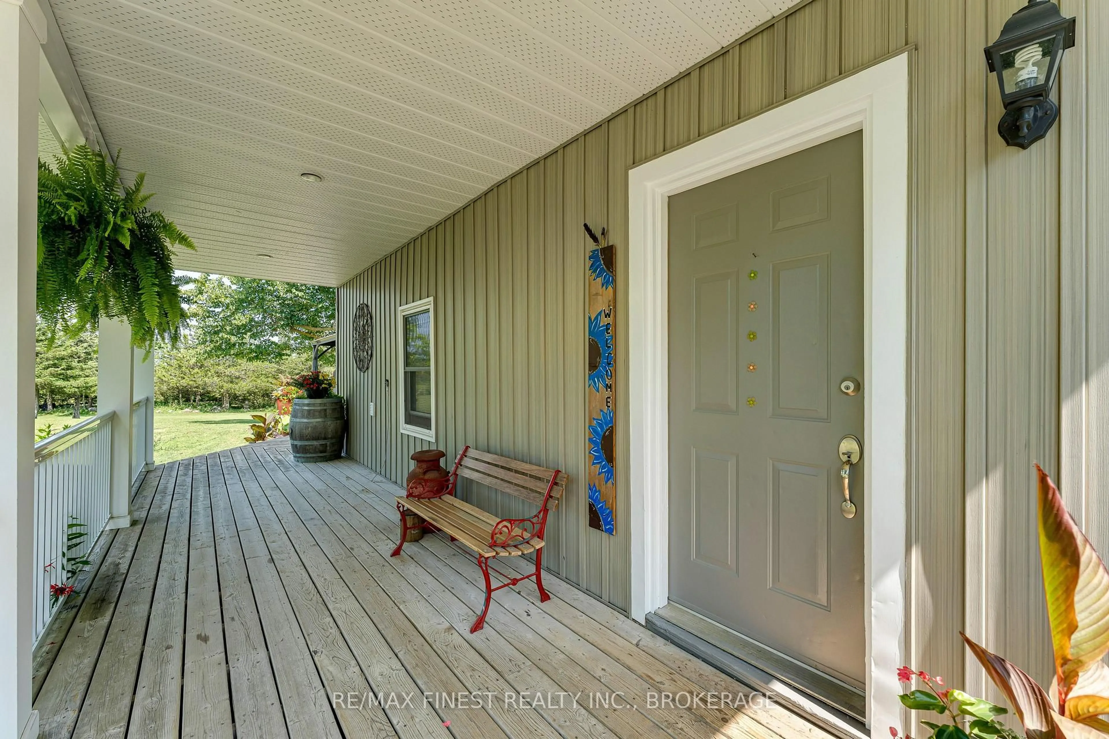 Indoor entryway for 1021 Bethel Rd, Yarker Ontario K0K 3N0