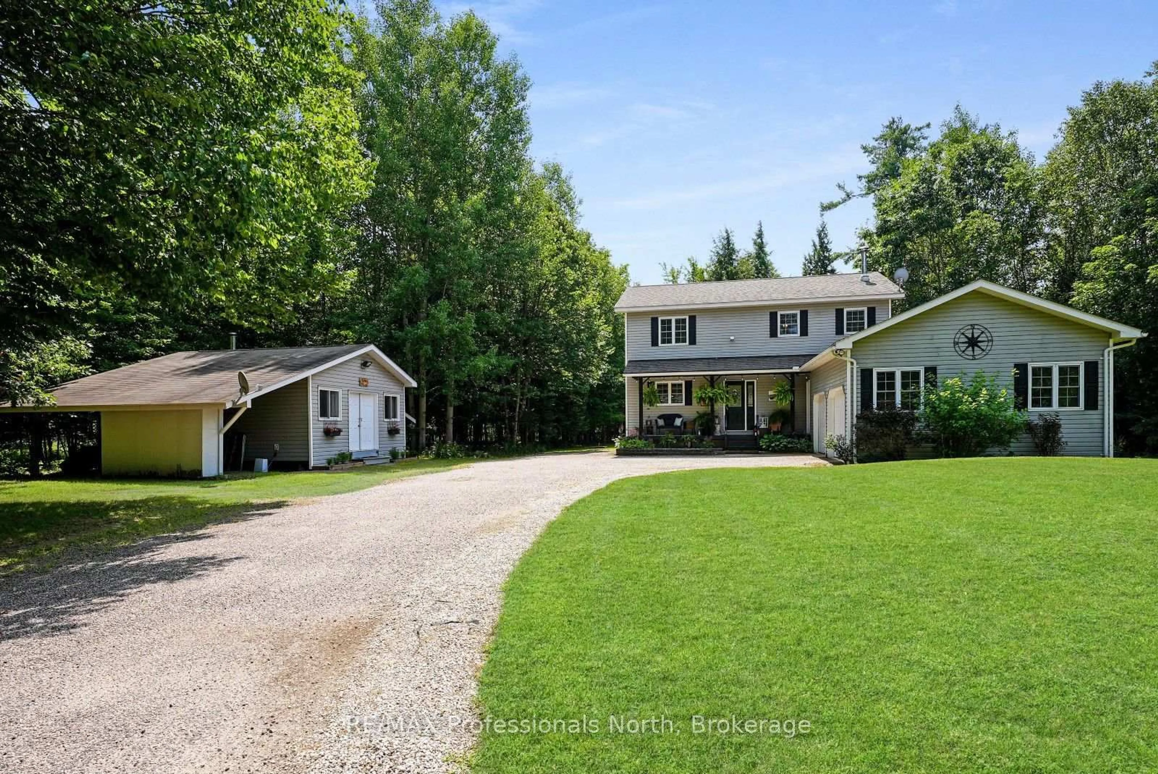 A pic from outside/outdoor area/front of a property/back of a property/a pic from drone, street for 1057 Suburban Crt, Dysart et al Ontario K0M 2S0