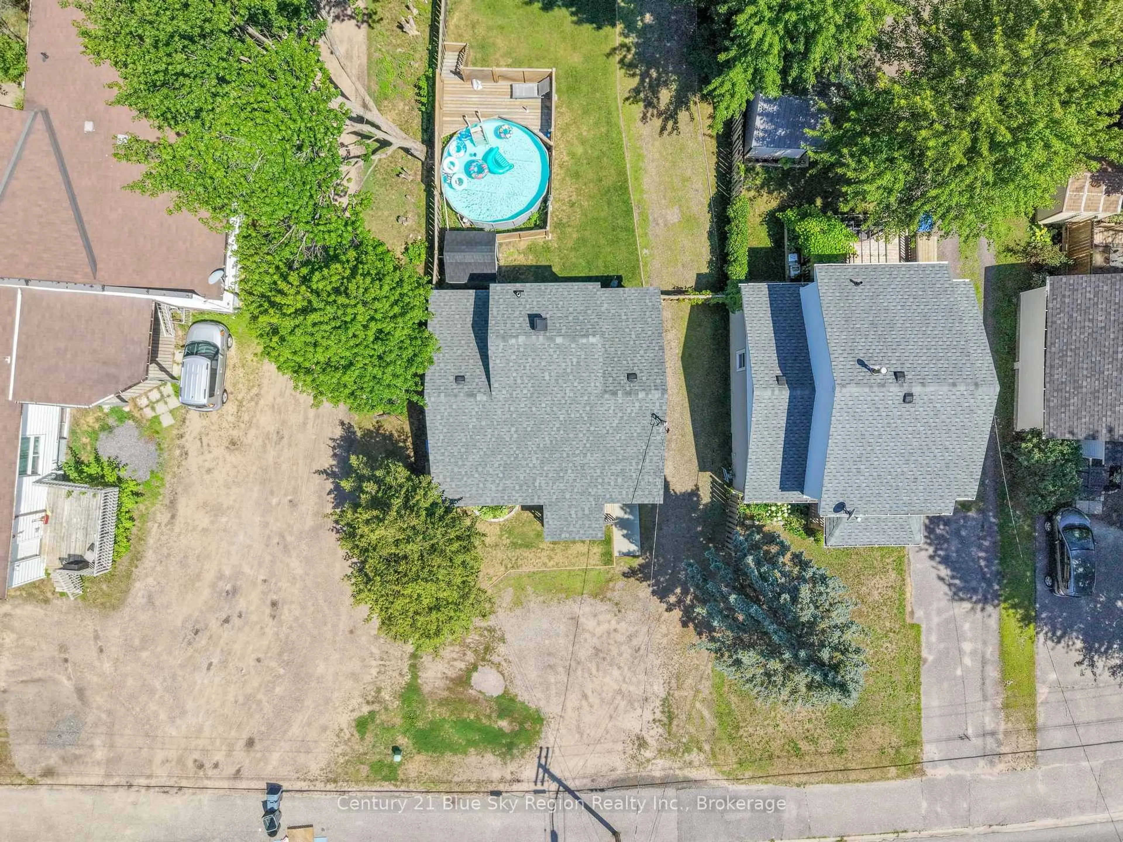 A pic from outside/outdoor area/front of a property/back of a property/a pic from drone, street for 554 Lakeshore Dr, North Bay Ontario P1A 2E6