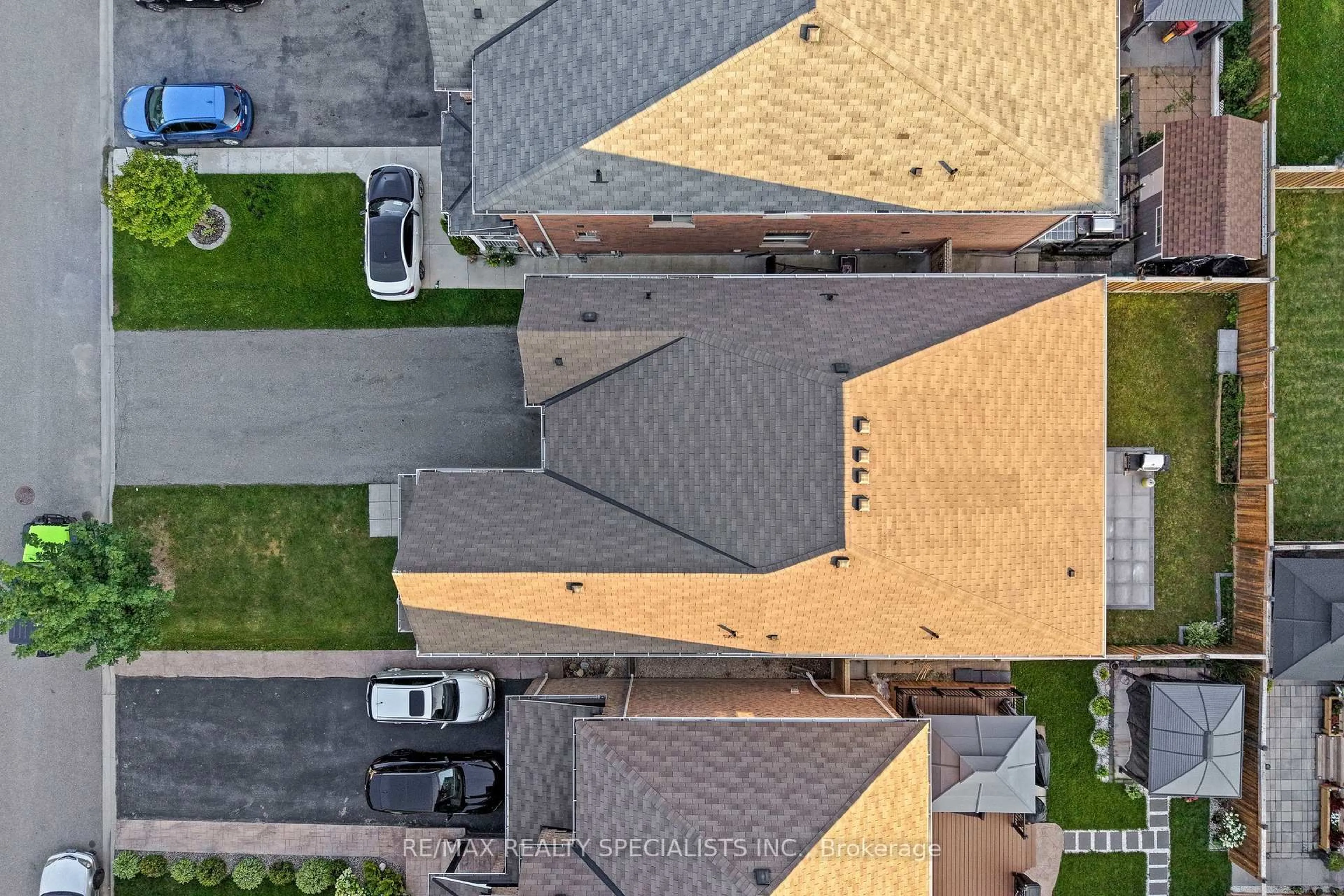 A pic from outside/outdoor area/front of a property/back of a property/a pic from drone, street for 666 Hammond St, Shelburne Ontario L9V 3S2