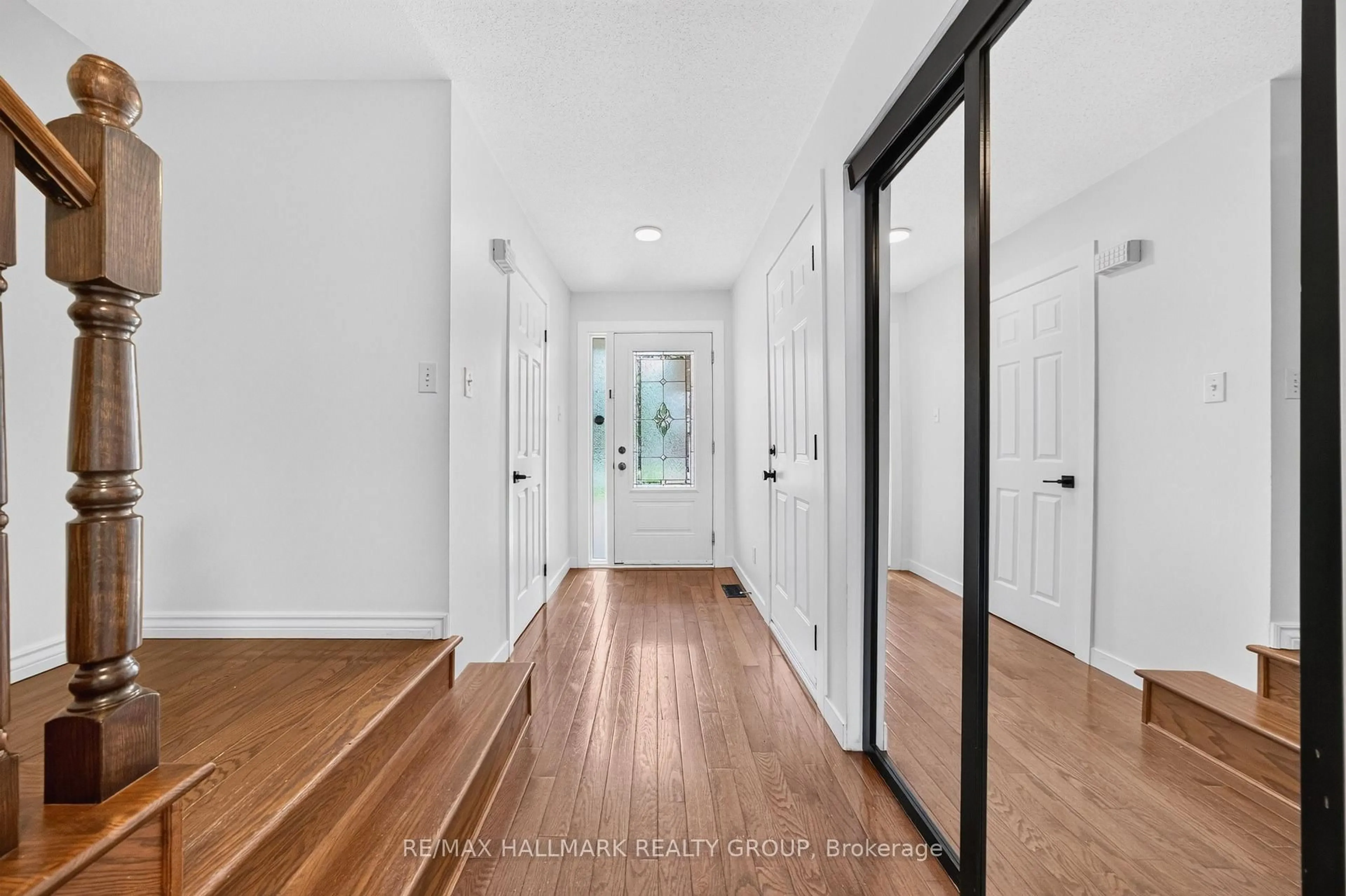 Indoor entryway for 45 Birchbank Cres, Kanata Ontario K2M 2J8