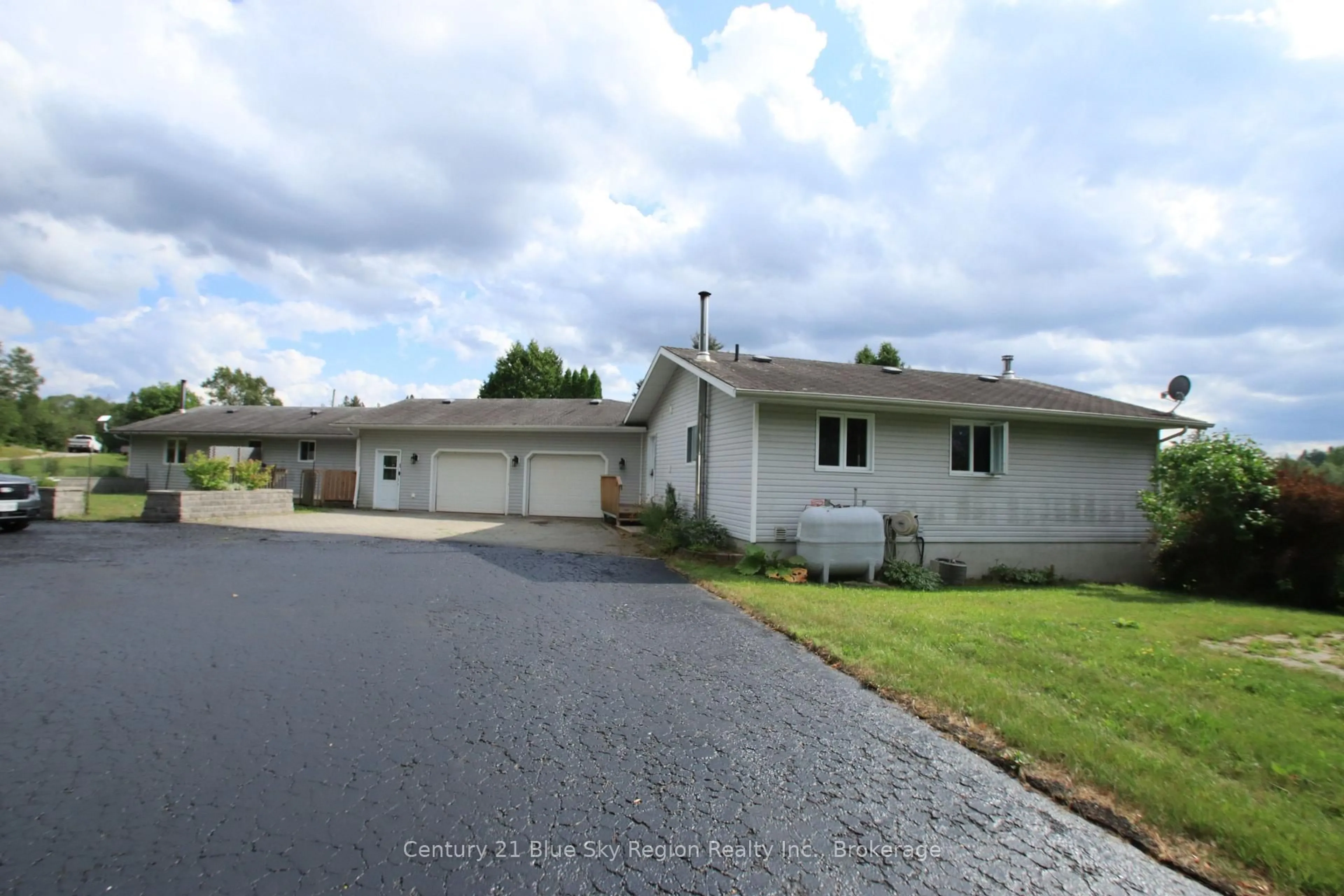 A pic from outside/outdoor area/front of a property/back of a property/a pic from drone, street for 25 Meadow Dr, East Ferris Ontario P0H 1K0