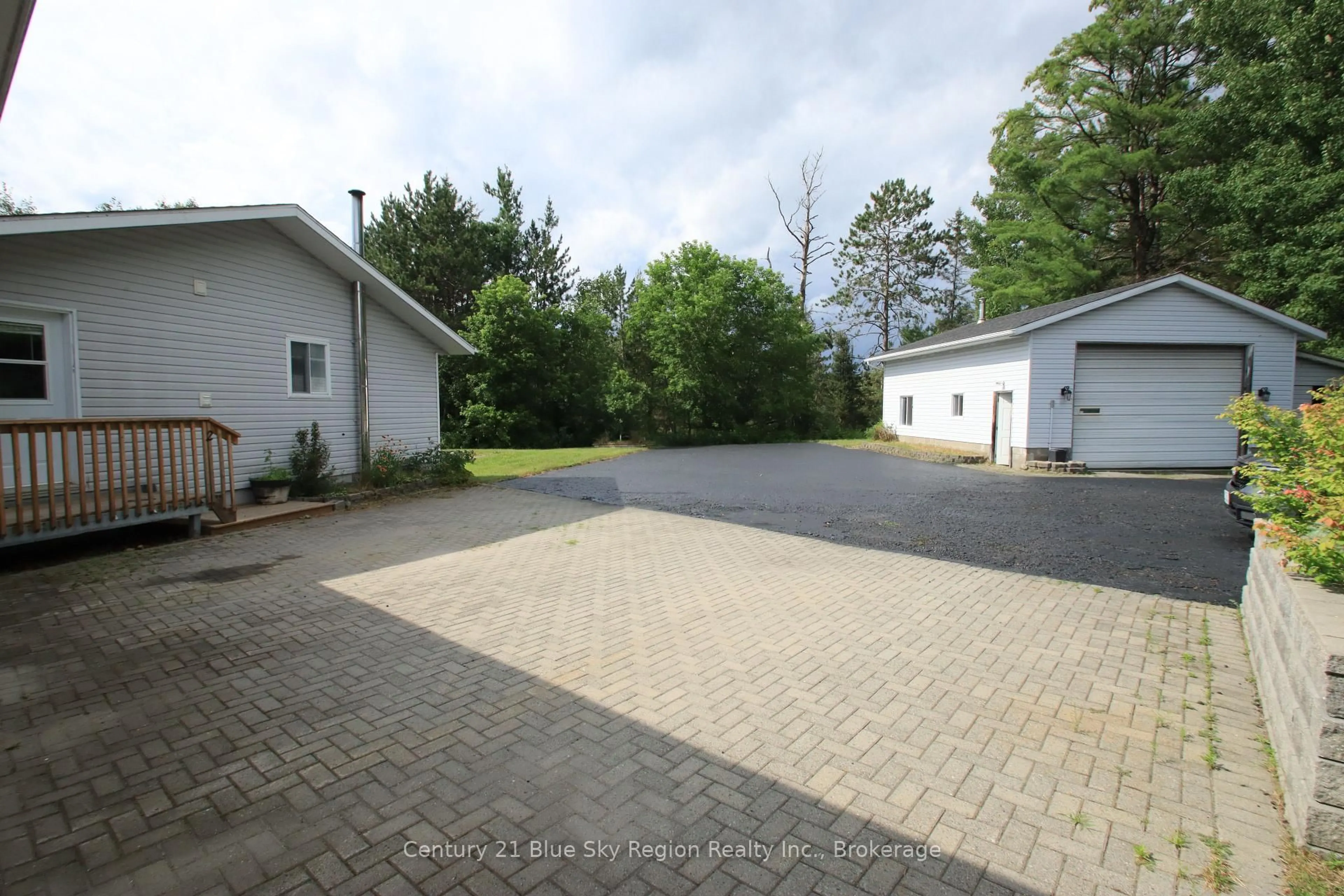A pic from outside/outdoor area/front of a property/back of a property/a pic from drone, street for 25 Meadow Dr, East Ferris Ontario P0H 1K0