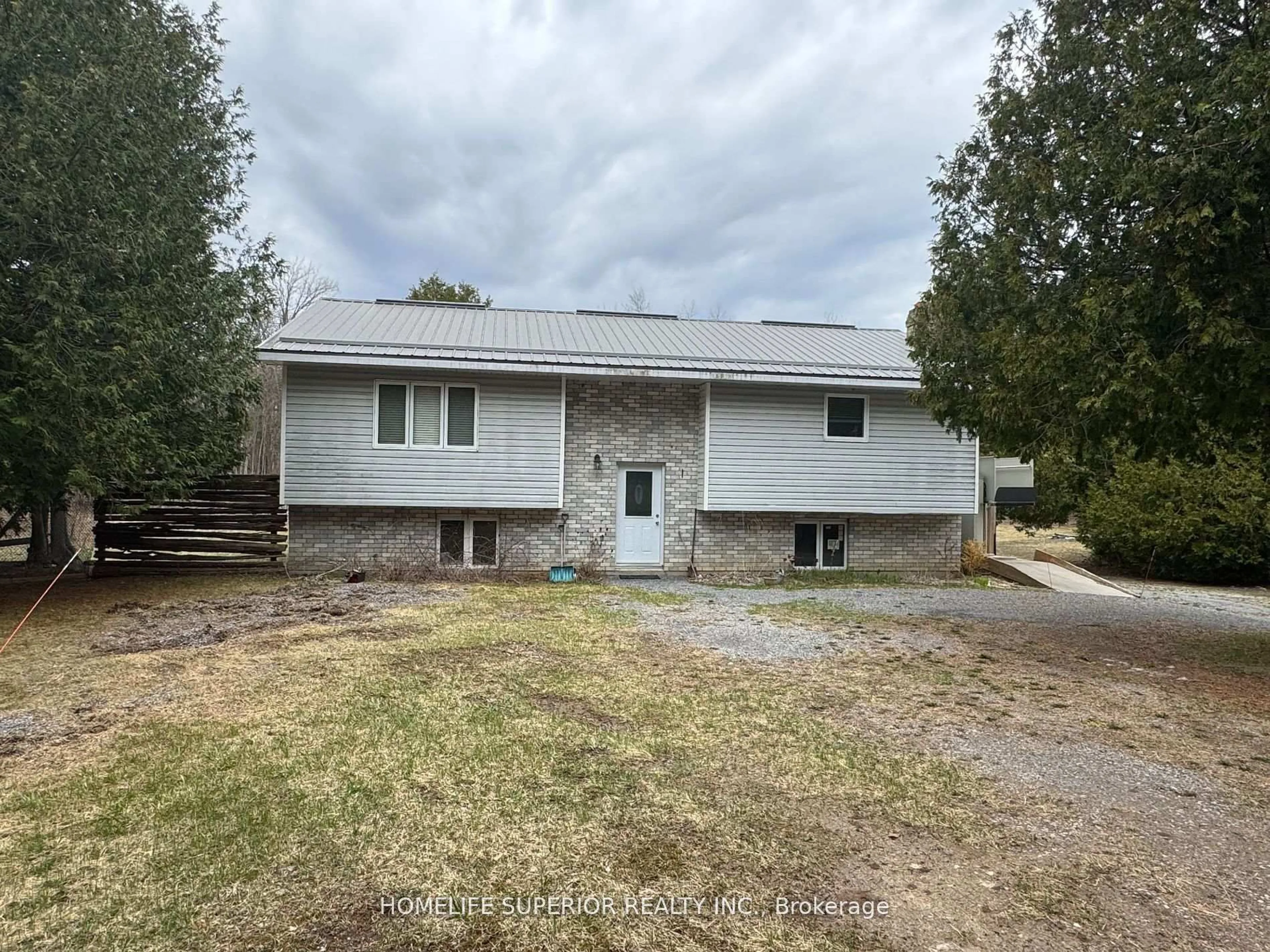 A pic from outside/outdoor area/front of a property/back of a property/a pic from drone, unknown for 985 Twiddy Rd, Limoges Ontario K0K 2M0