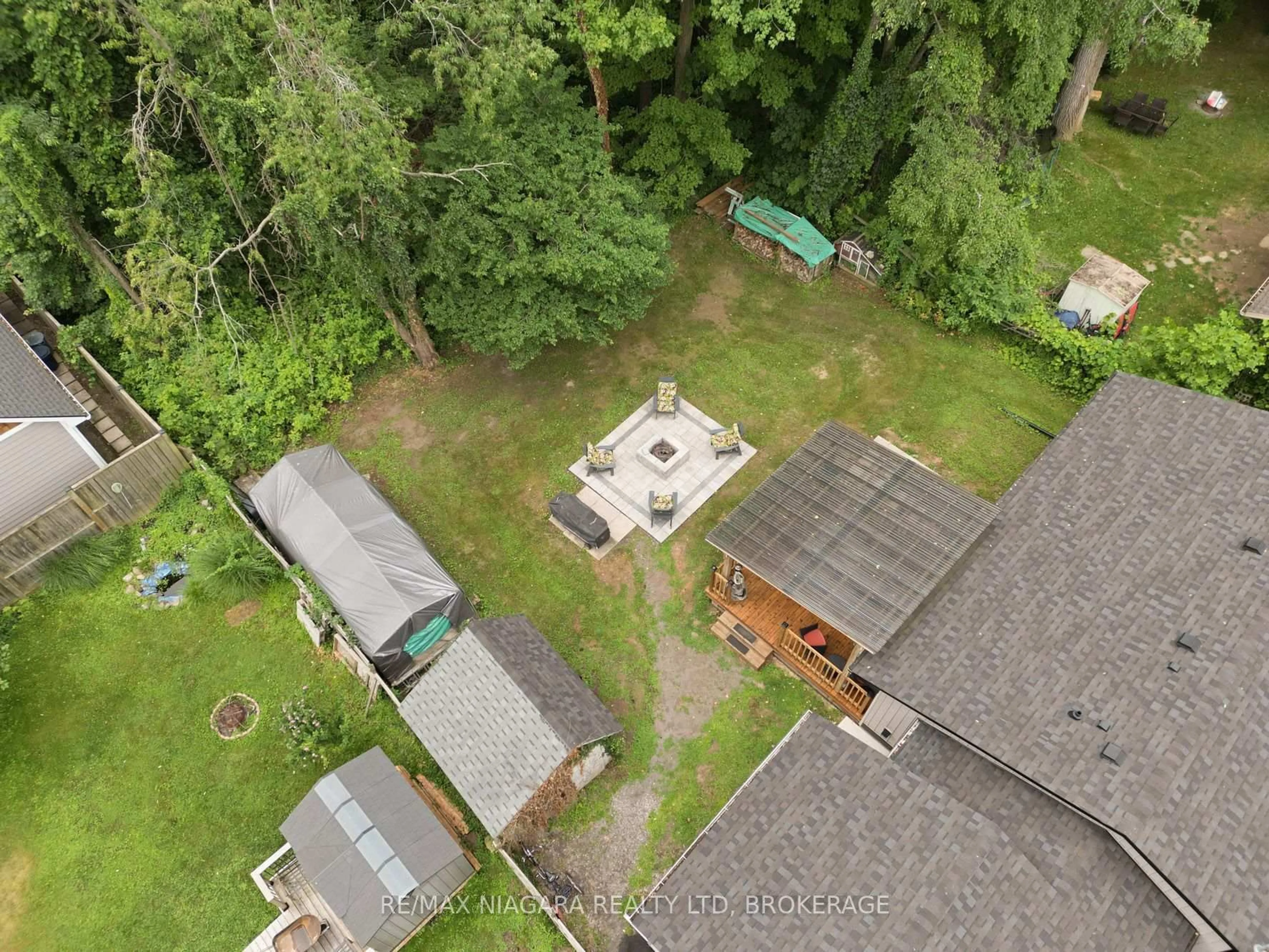 A pic from outside/outdoor area/front of a property/back of a property/a pic from drone, unknown for 3259 Jewell Ave, Fort Erie Ontario L0S 1N0