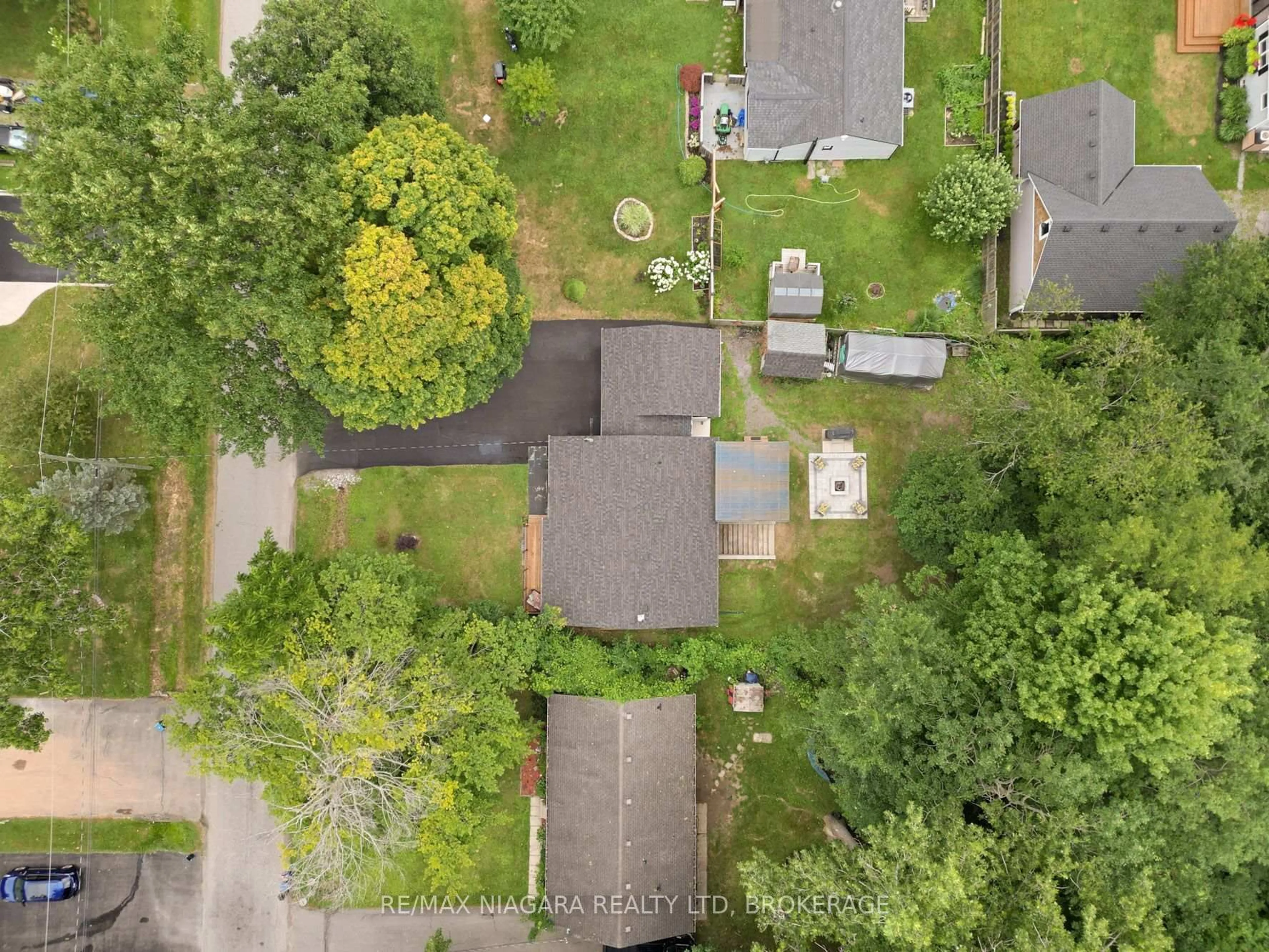 A pic from outside/outdoor area/front of a property/back of a property/a pic from drone, unknown for 3259 Jewell Ave, Fort Erie Ontario L0S 1N0