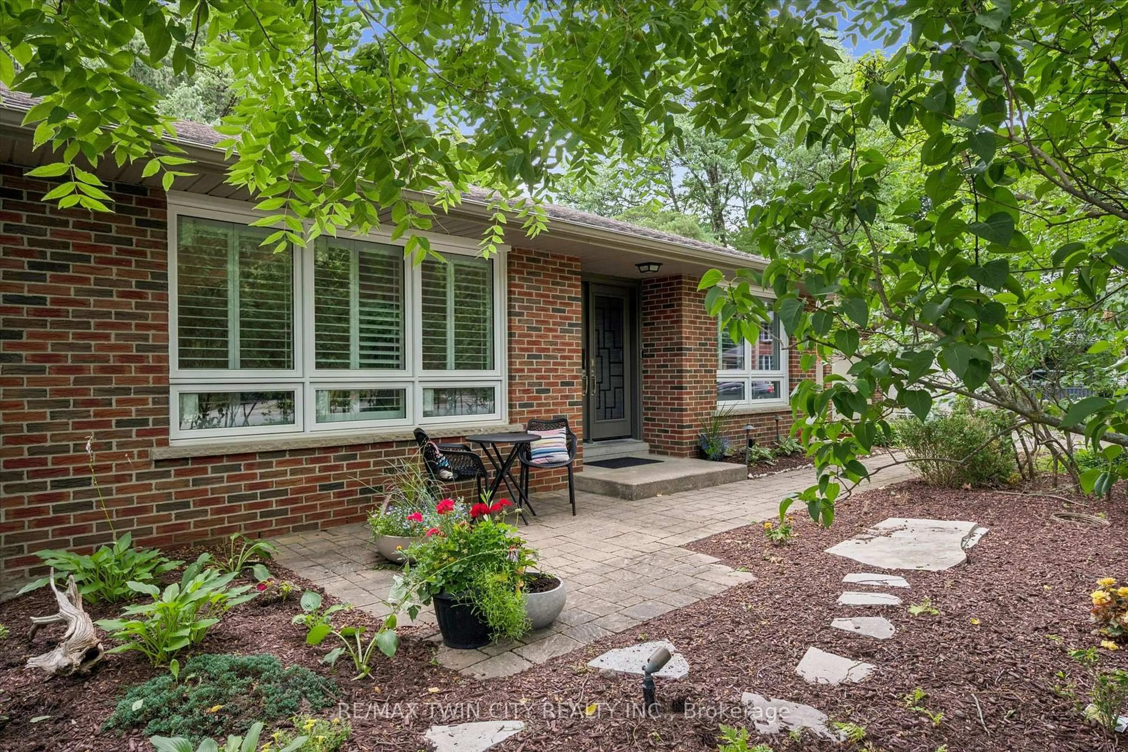 Home with brick exterior material, street for 130 Iroquois Pl, Waterloo Ontario N2L 2S5