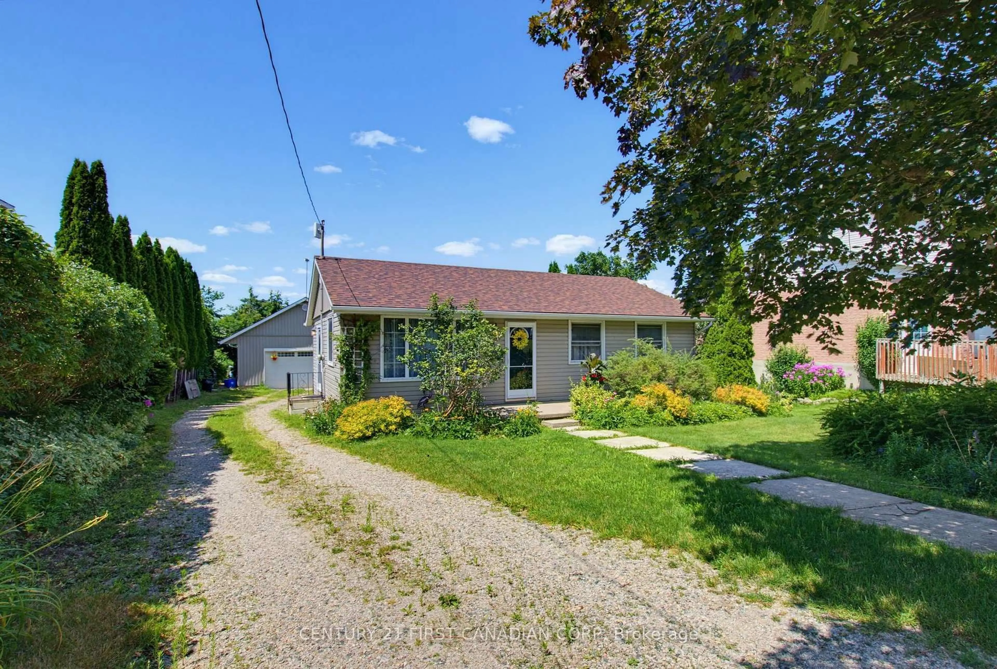 A pic from outside/outdoor area/front of a property/back of a property/a pic from drone, street for 267 King St, Ingersoll Ontario N5C 1H4