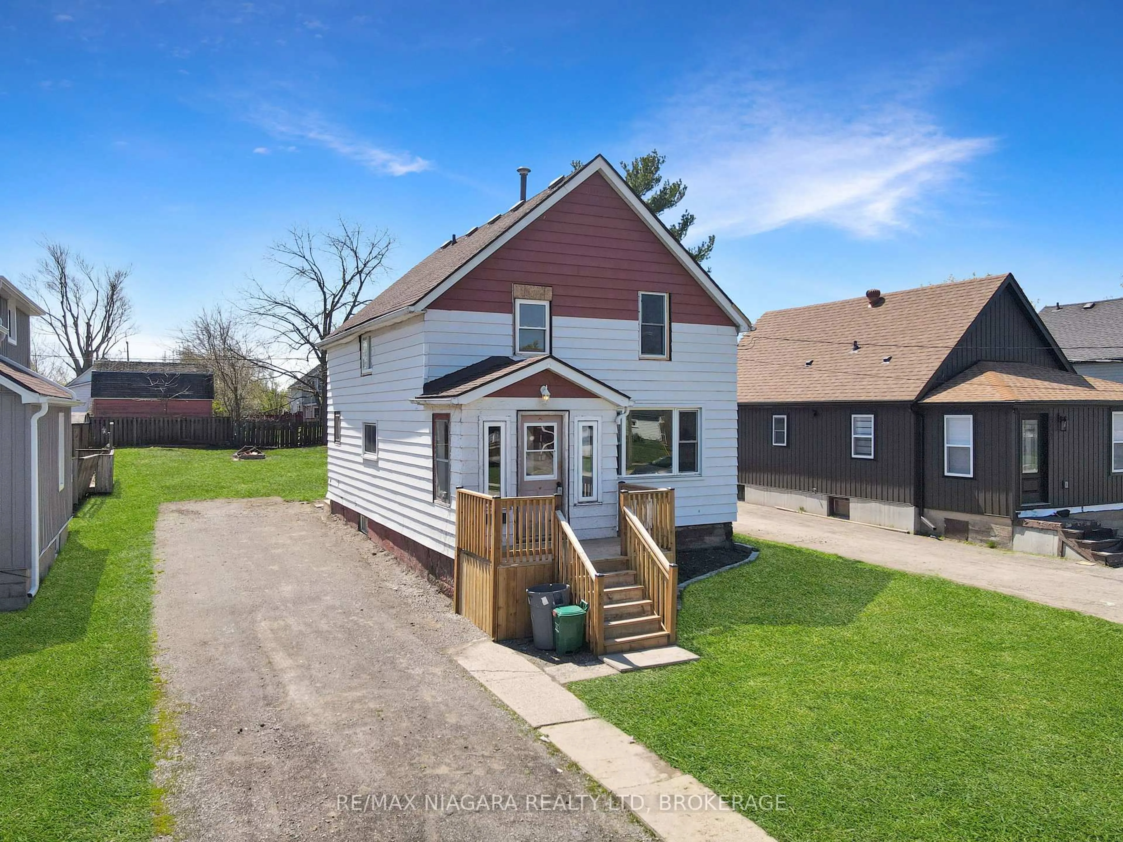 A pic from outside/outdoor area/front of a property/back of a property/a pic from drone, street for 351 Brock St, Fort Erie Ontario L2A 2X4