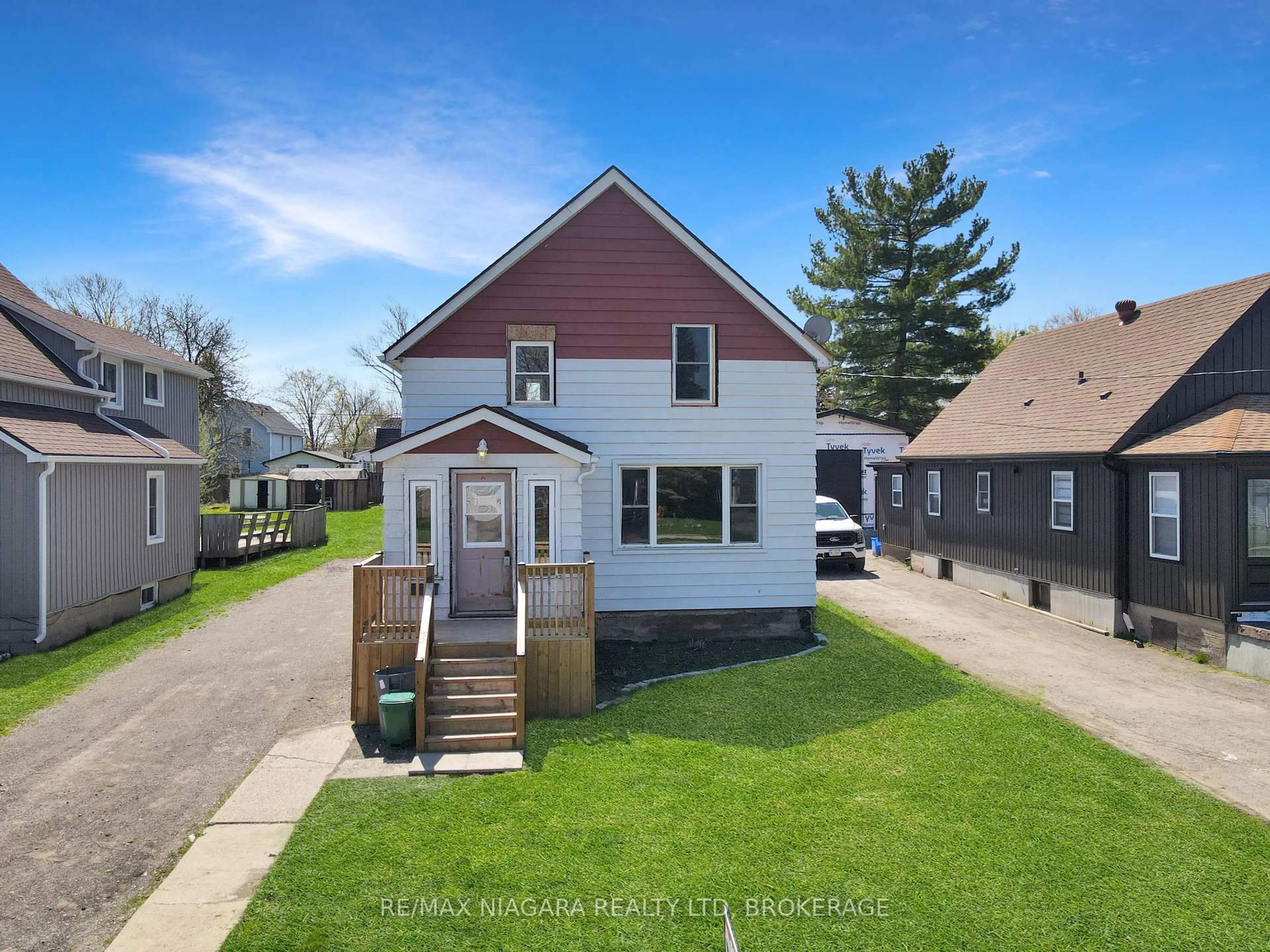 A pic from outside/outdoor area/front of a property/back of a property/a pic from drone, street for 351 Brock St, Fort Erie Ontario L2A 2X4