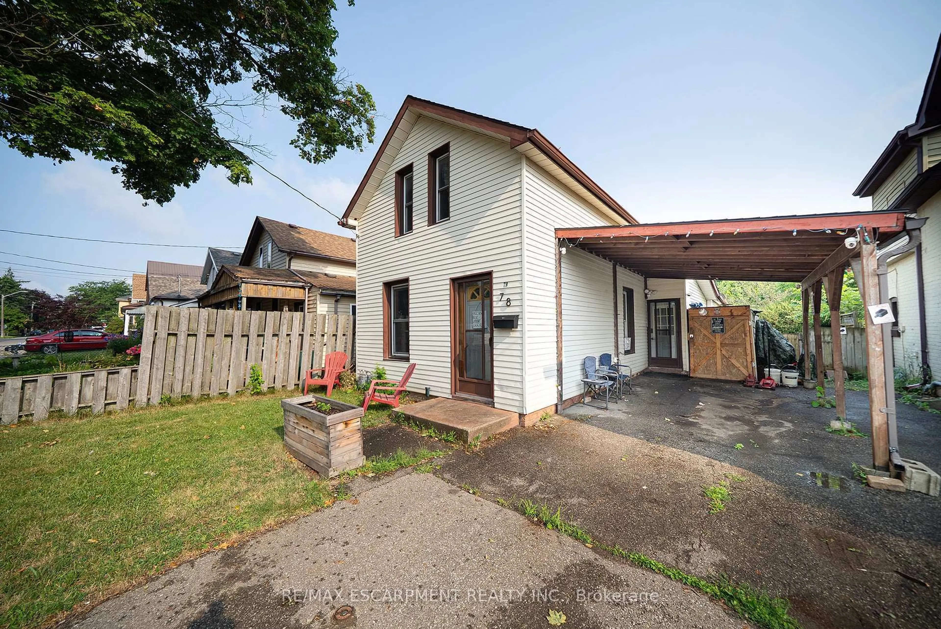 A pic from outside/outdoor area/front of a property/back of a property/a pic from drone, street for 78 Arthur St, Brantford Ontario N3S 3H8