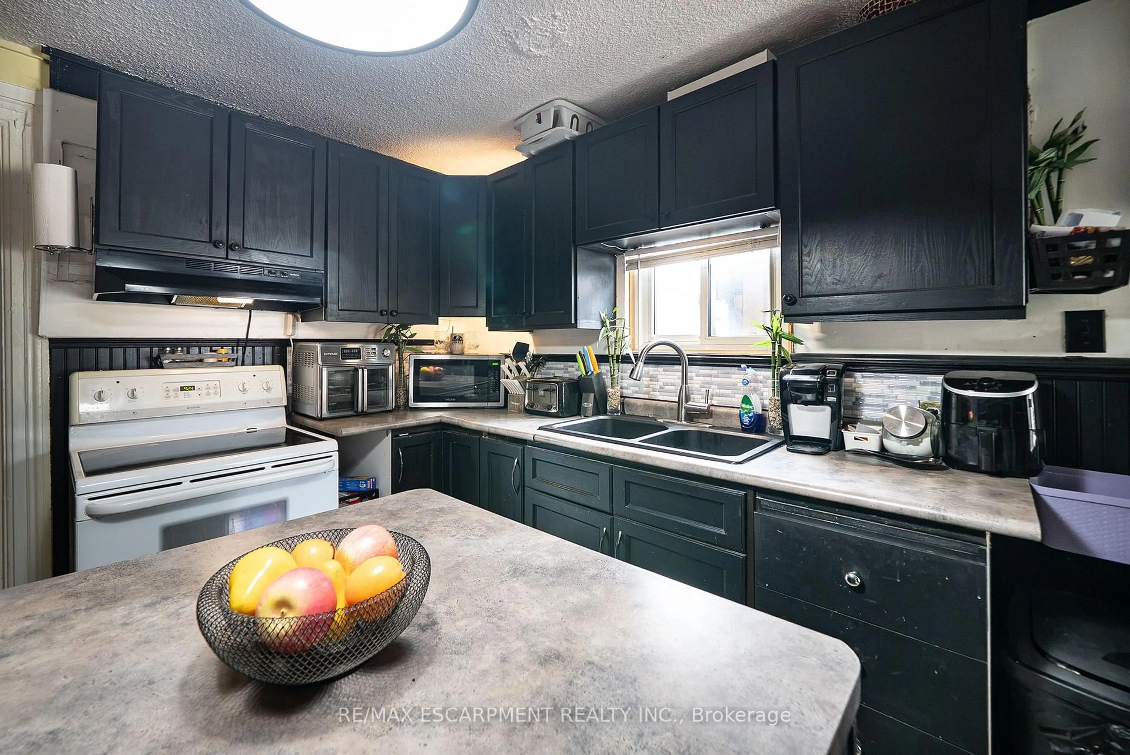 Contemporary kitchen, unknown for 78 Arthur St, Brantford Ontario N3S 3H8