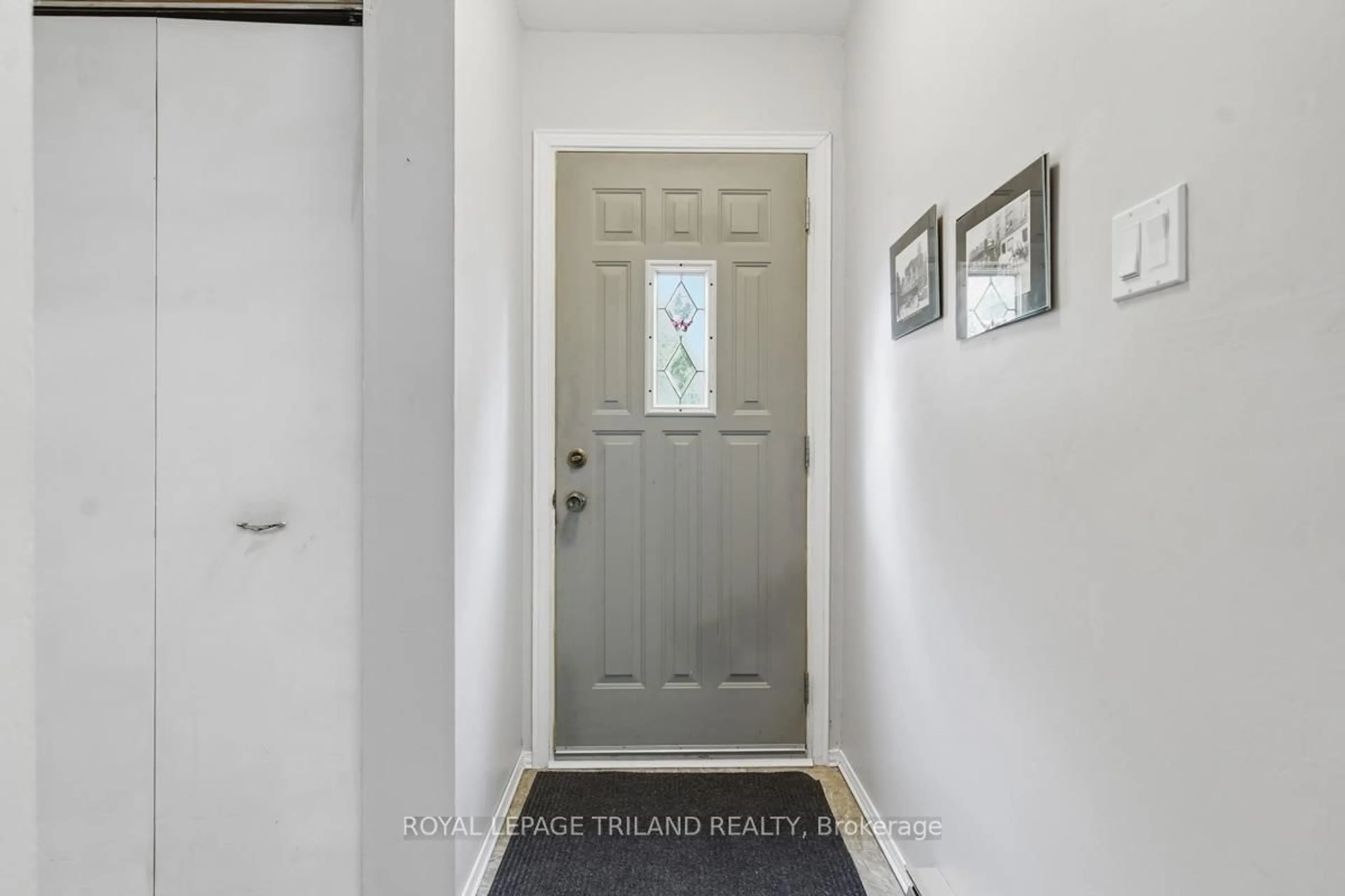 Indoor entryway for 59 Kintail Cres, London South Ontario N6E 1J4