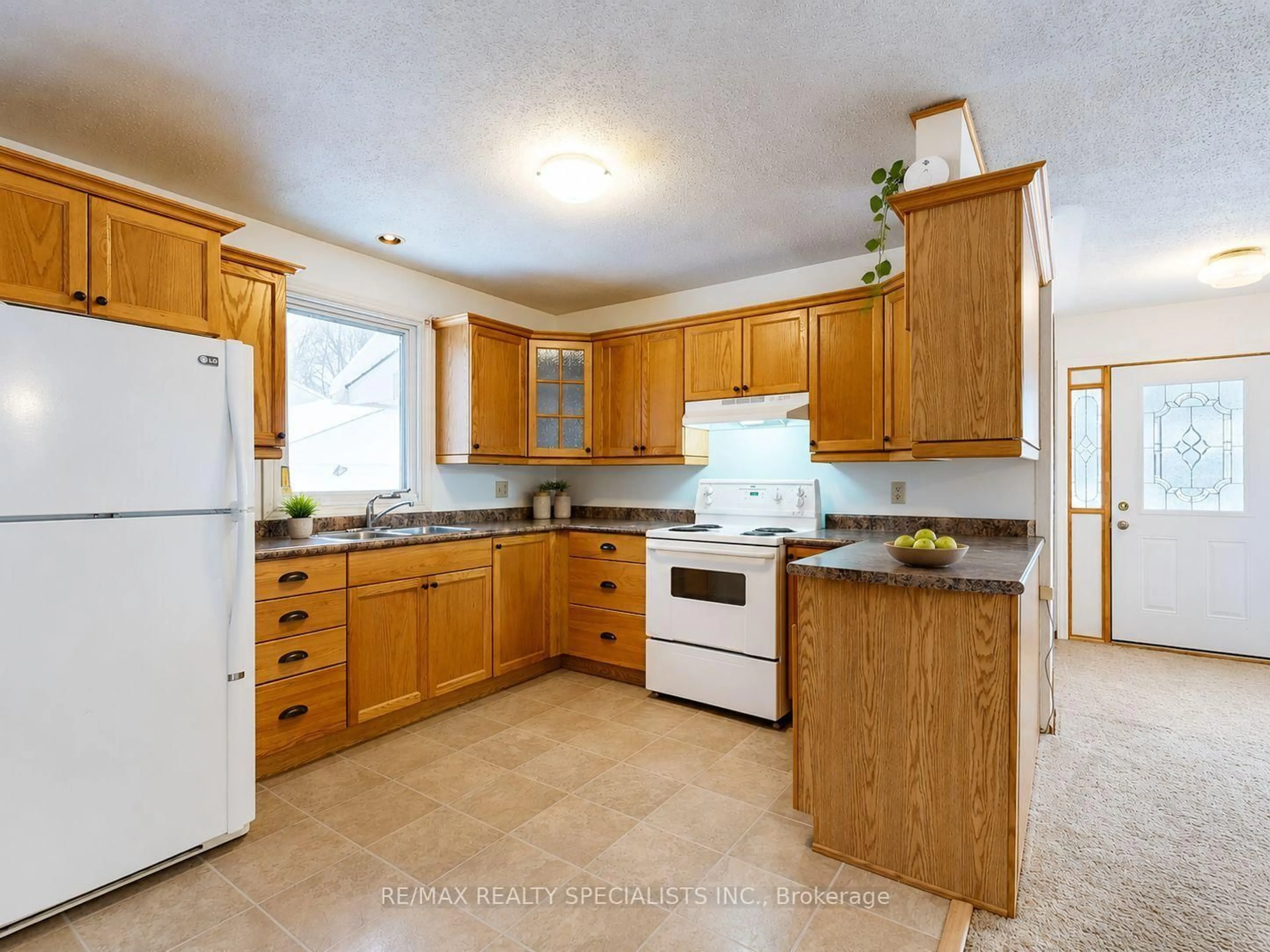 Standard kitchen, unknown for 620 17th St, Owen Sound Ontario N4K 4B8