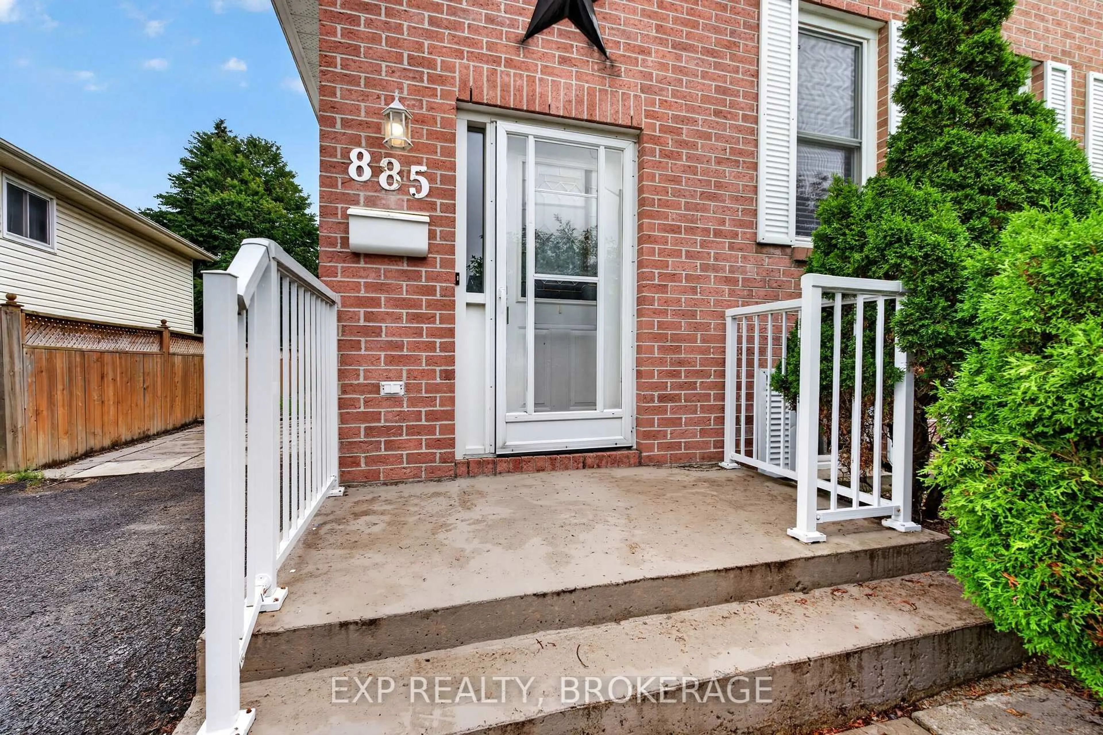 Indoor entryway for 885 LARCHWOOD Cres, Kingston Ontario K7P 2P7