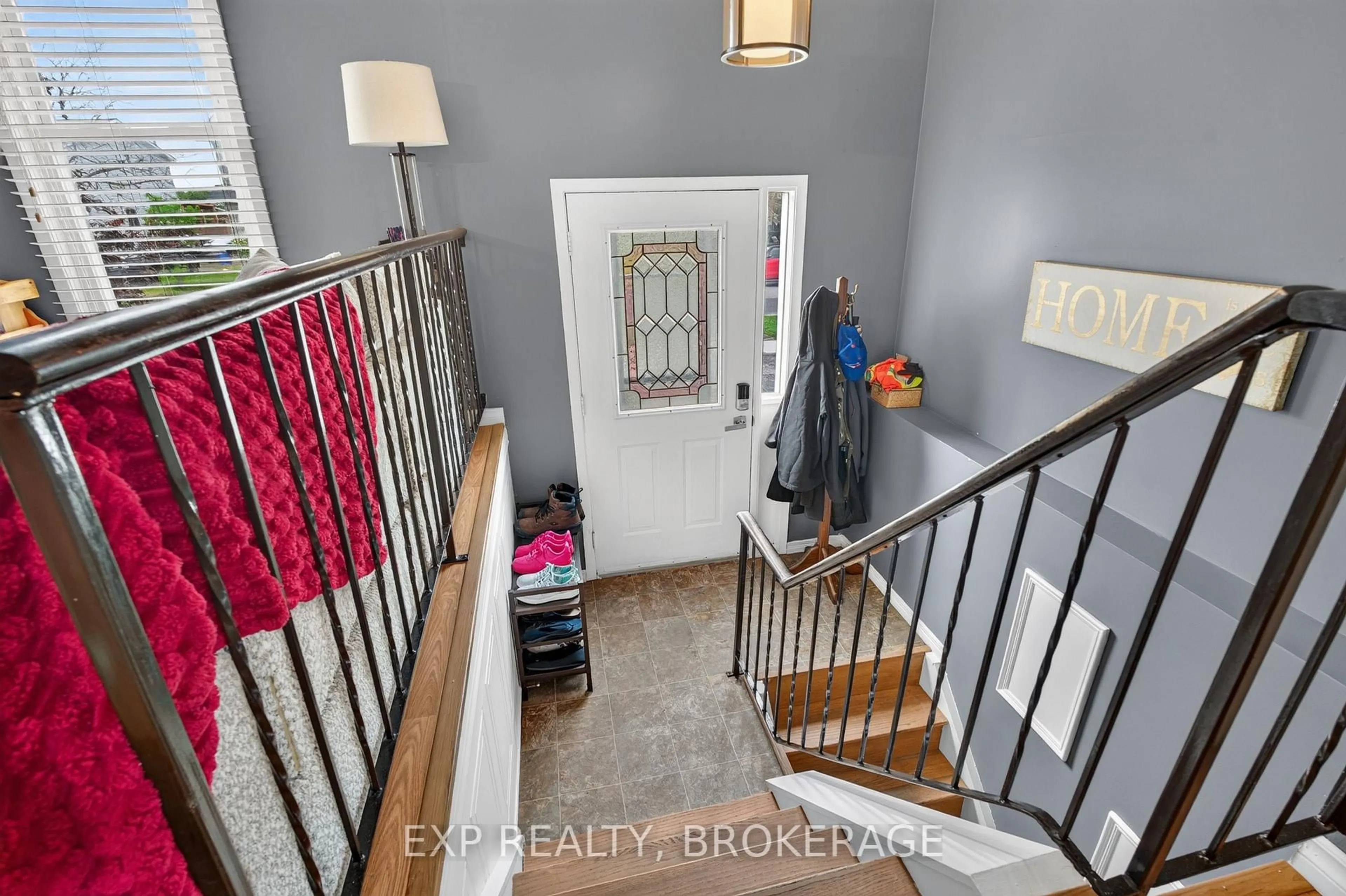Indoor entryway for 885 LARCHWOOD Cres, Kingston Ontario K7P 2P7