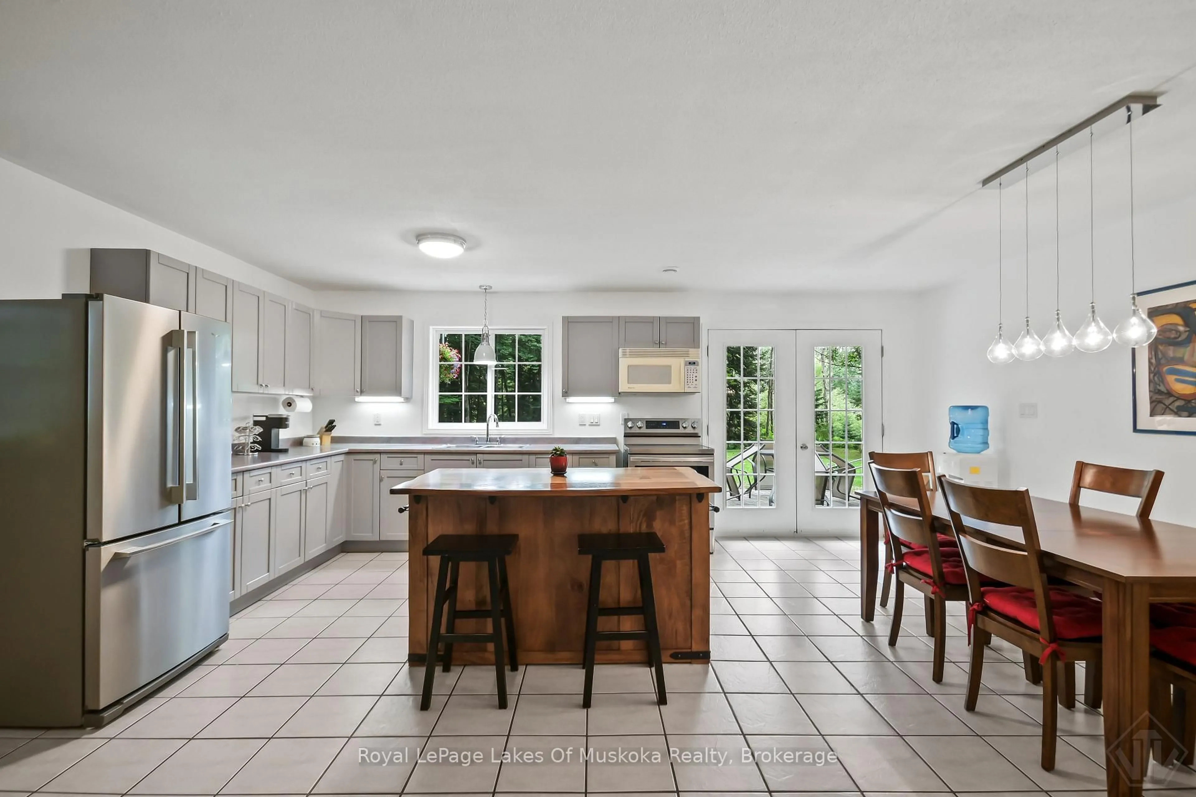 Open concept kitchen, ceramic/tile floor for 91 Hutcheson Beach Rd, Huntsville Ontario P1H 1N4