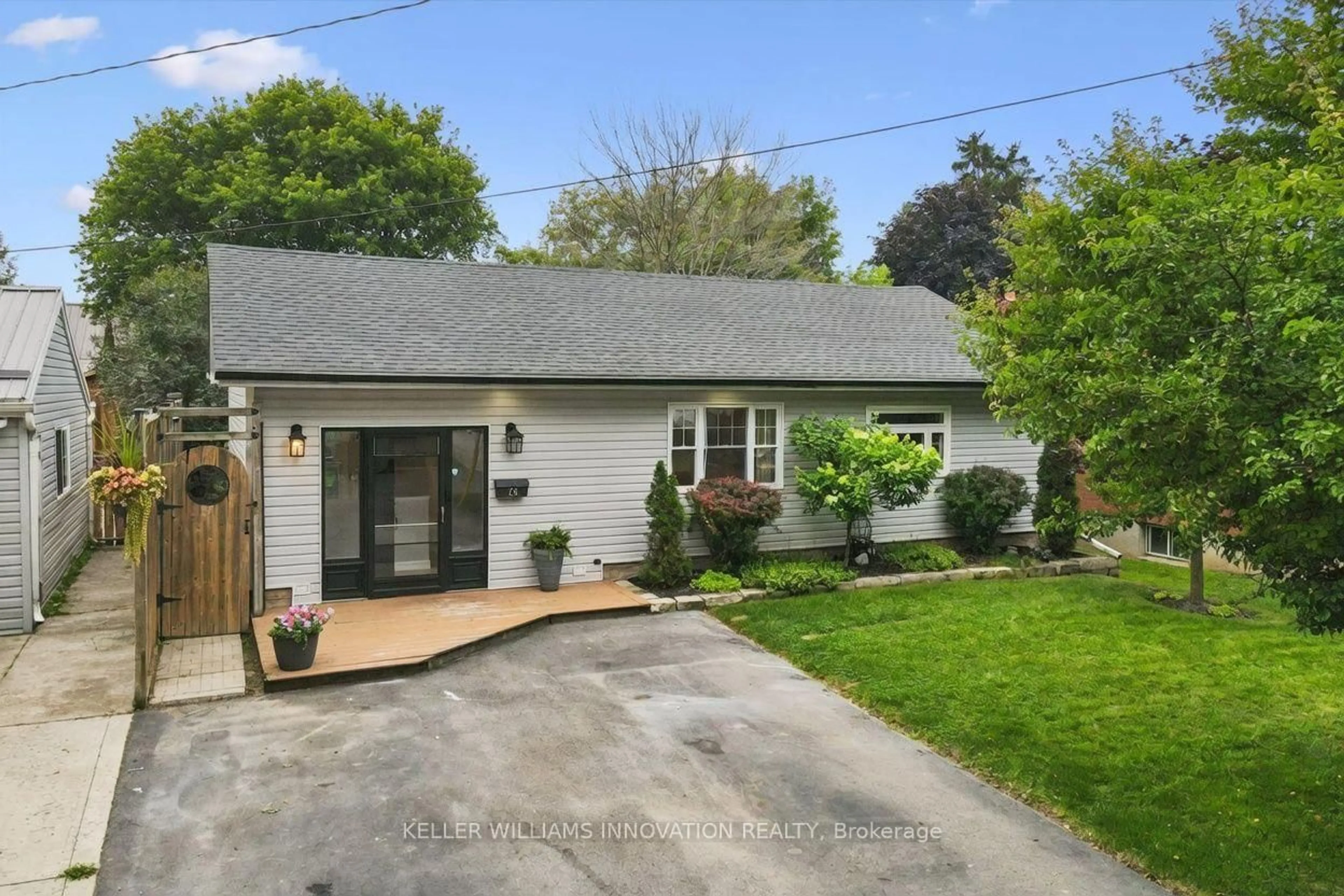A pic from outside/outdoor area/front of a property/back of a property/a pic from drone, street for 26 Market St, Kitchener Ontario N2K 1H2