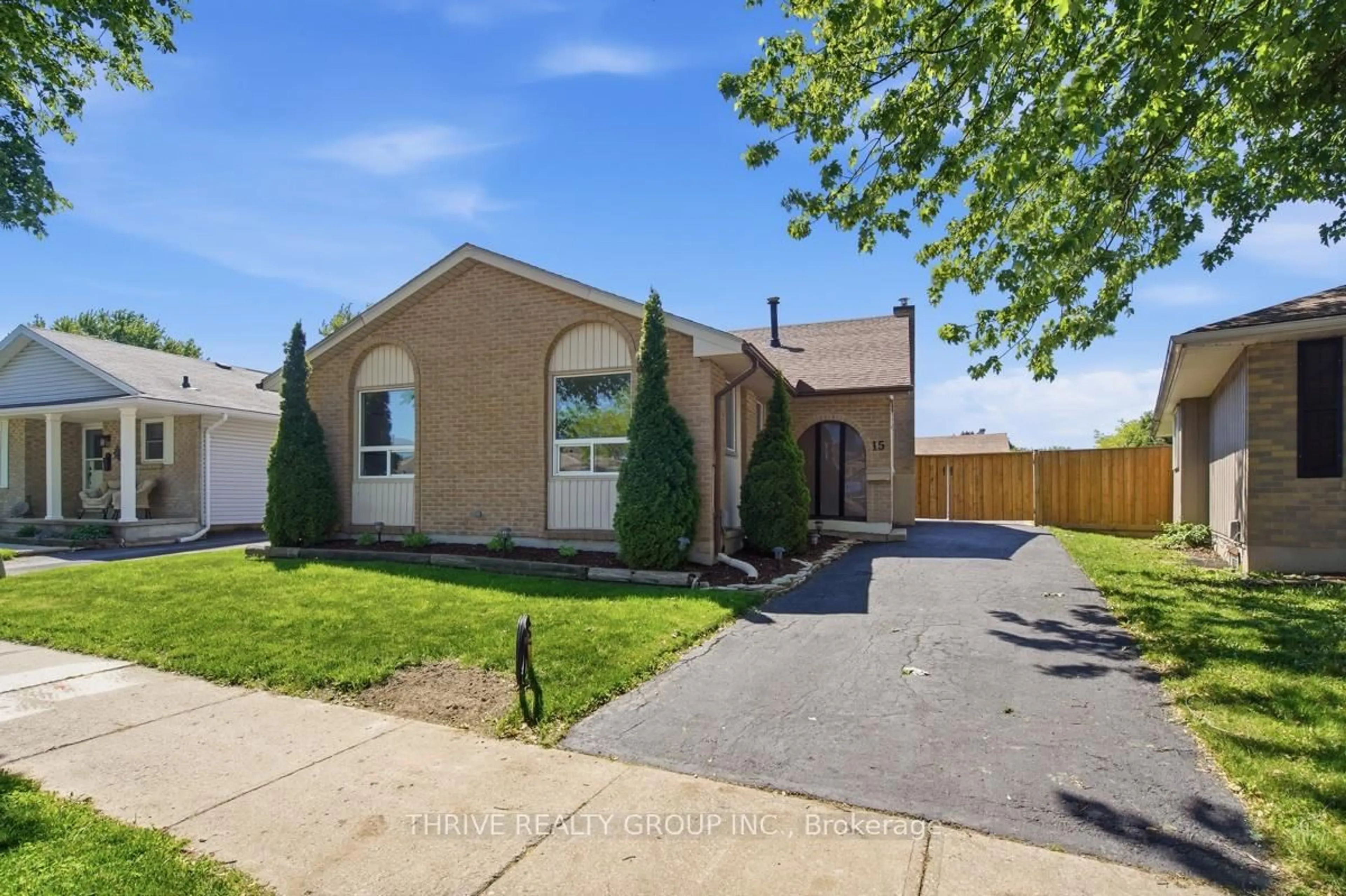 A pic from outside/outdoor area/front of a property/back of a property/a pic from drone, street for 15 RENNY Cres, London South Ontario N6E 2C4