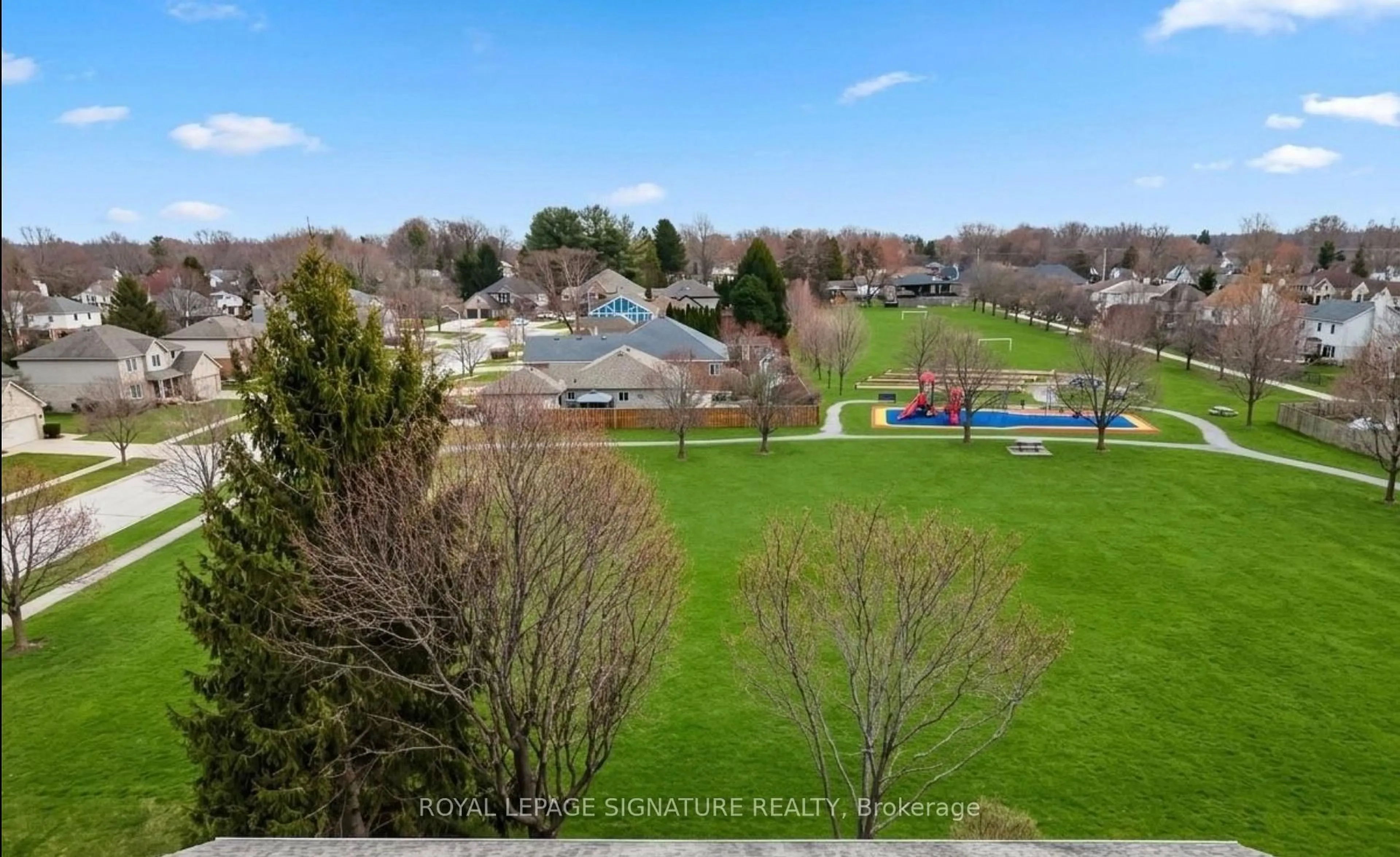 A pic from outside/outdoor area/front of a property/back of a property/a pic from drone, mountain view for 25 Meadowvale Dr #3, Pelham Ontario L0S 1E4
