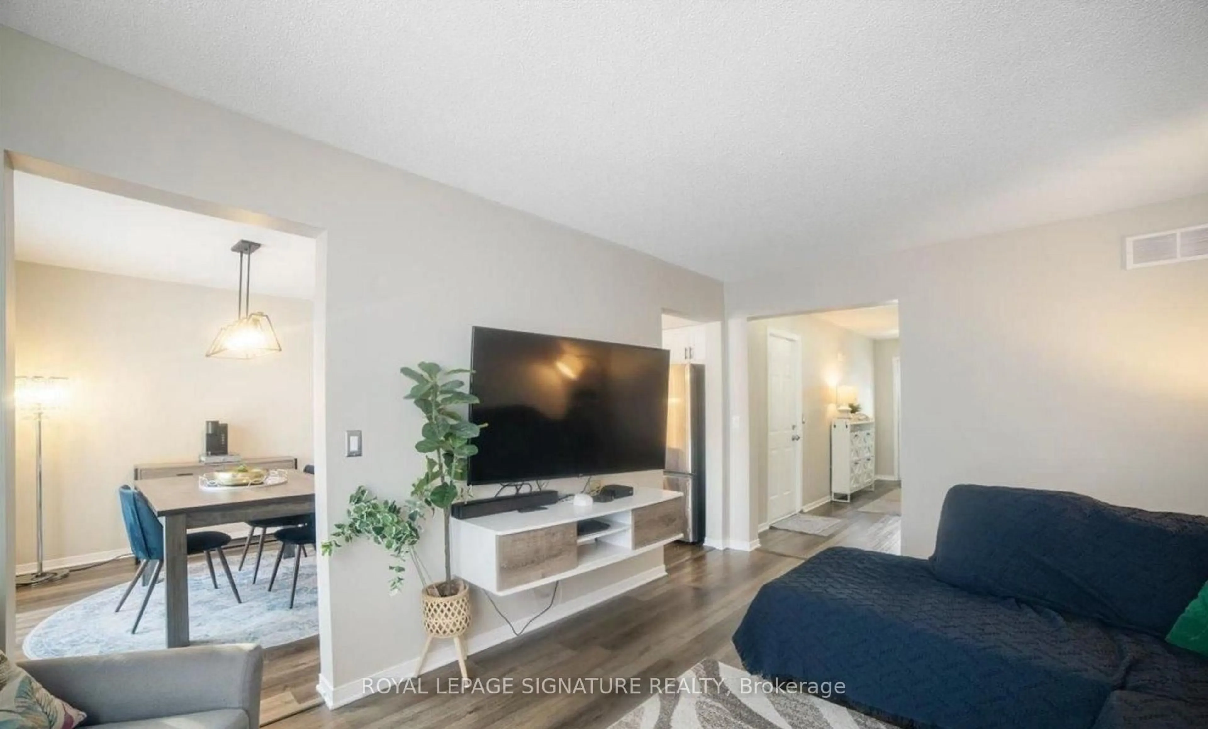 Living room with furniture, unknown for 25 Meadowvale Dr #3, Pelham Ontario L0S 1E4