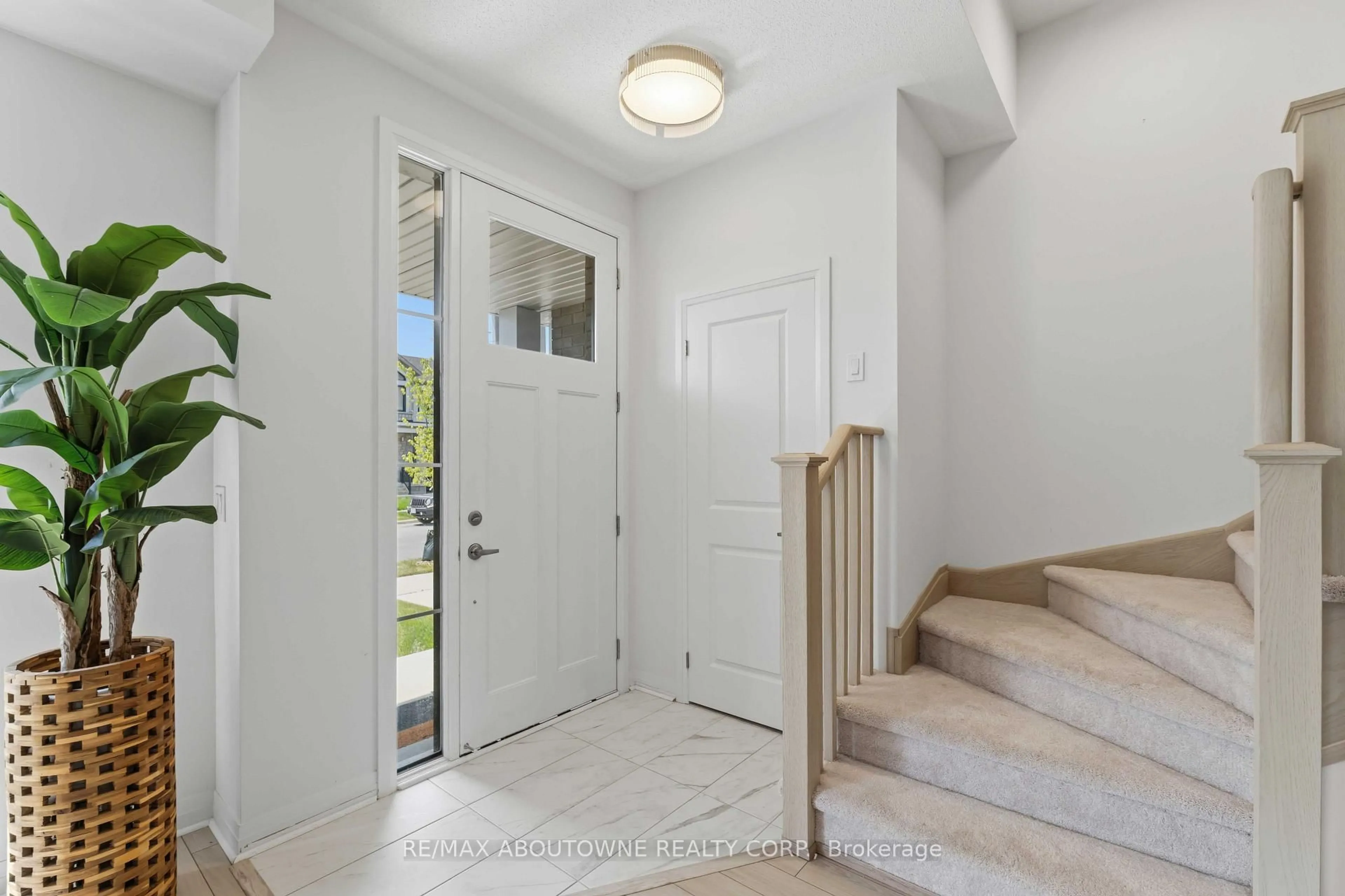 Indoor entryway for 170 Spitfire Dr, Hamilton Ontario L0R 1W0