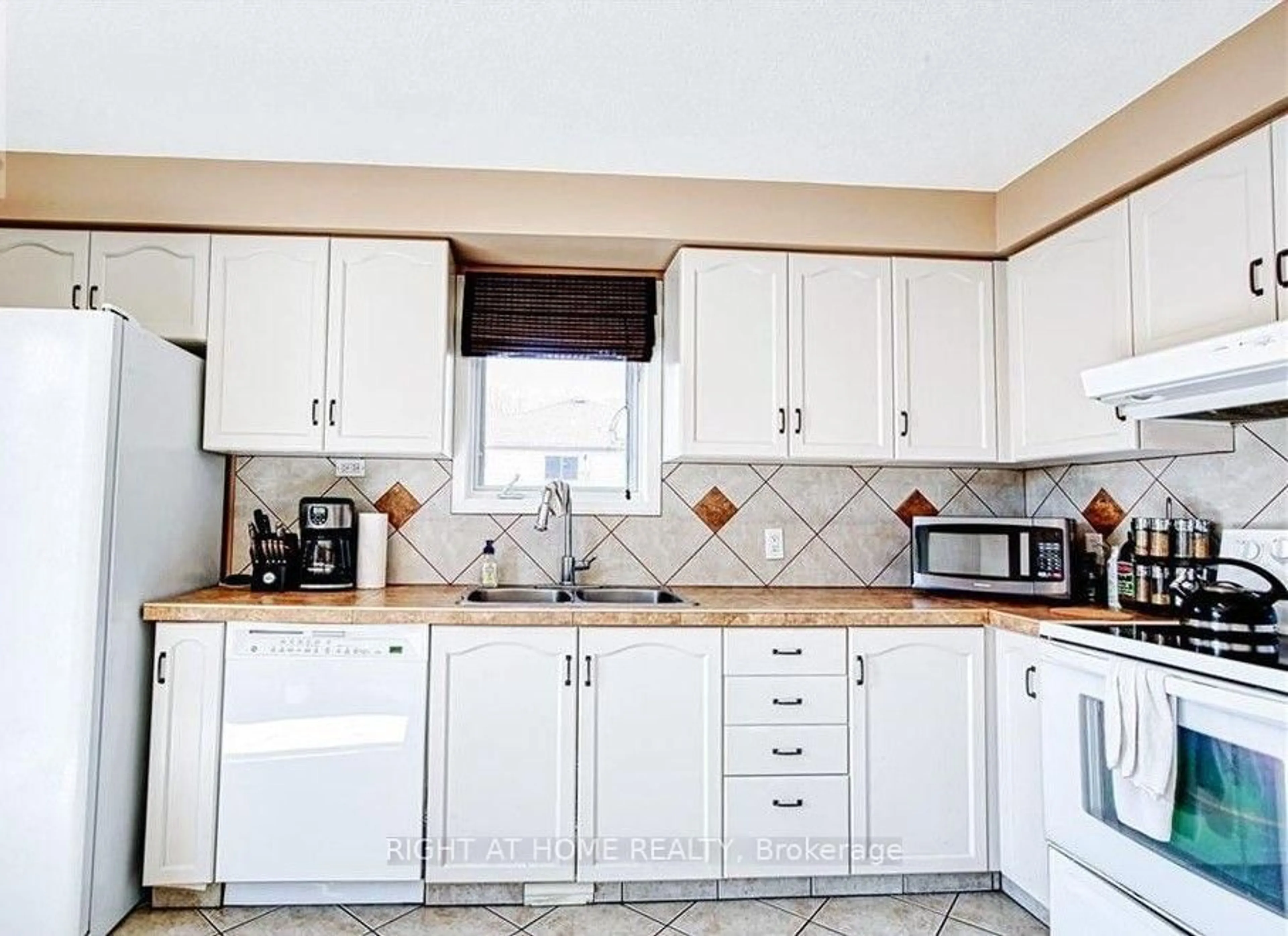 Standard kitchen, ceramic/tile floor for 47 Jackson Crt, Welland Ontario L3C 7G2