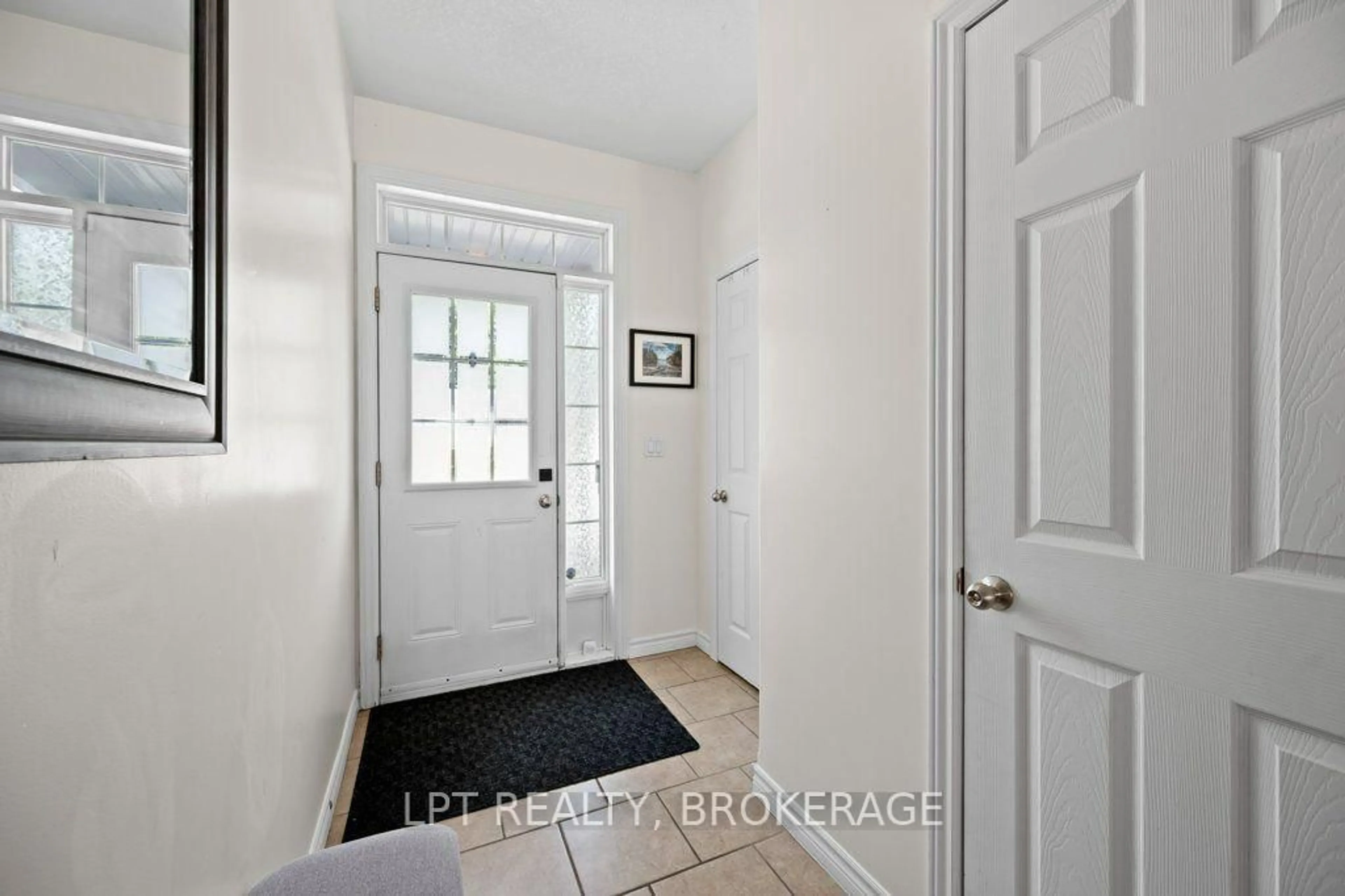 Indoor entryway for 843 Newmarket Lane, Kingston Ontario K7K 0C8