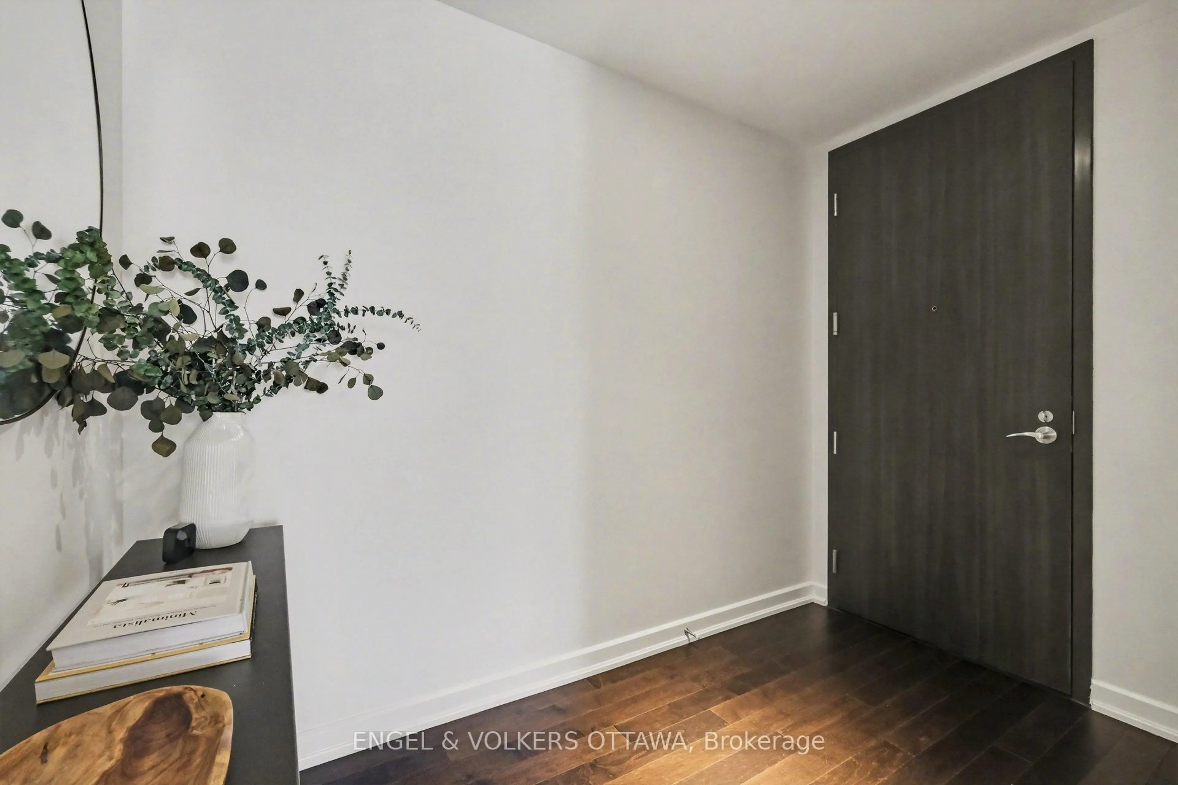 Indoor entryway for 300 Lisgar St #513, Ottawa Ontario K2P 0E2