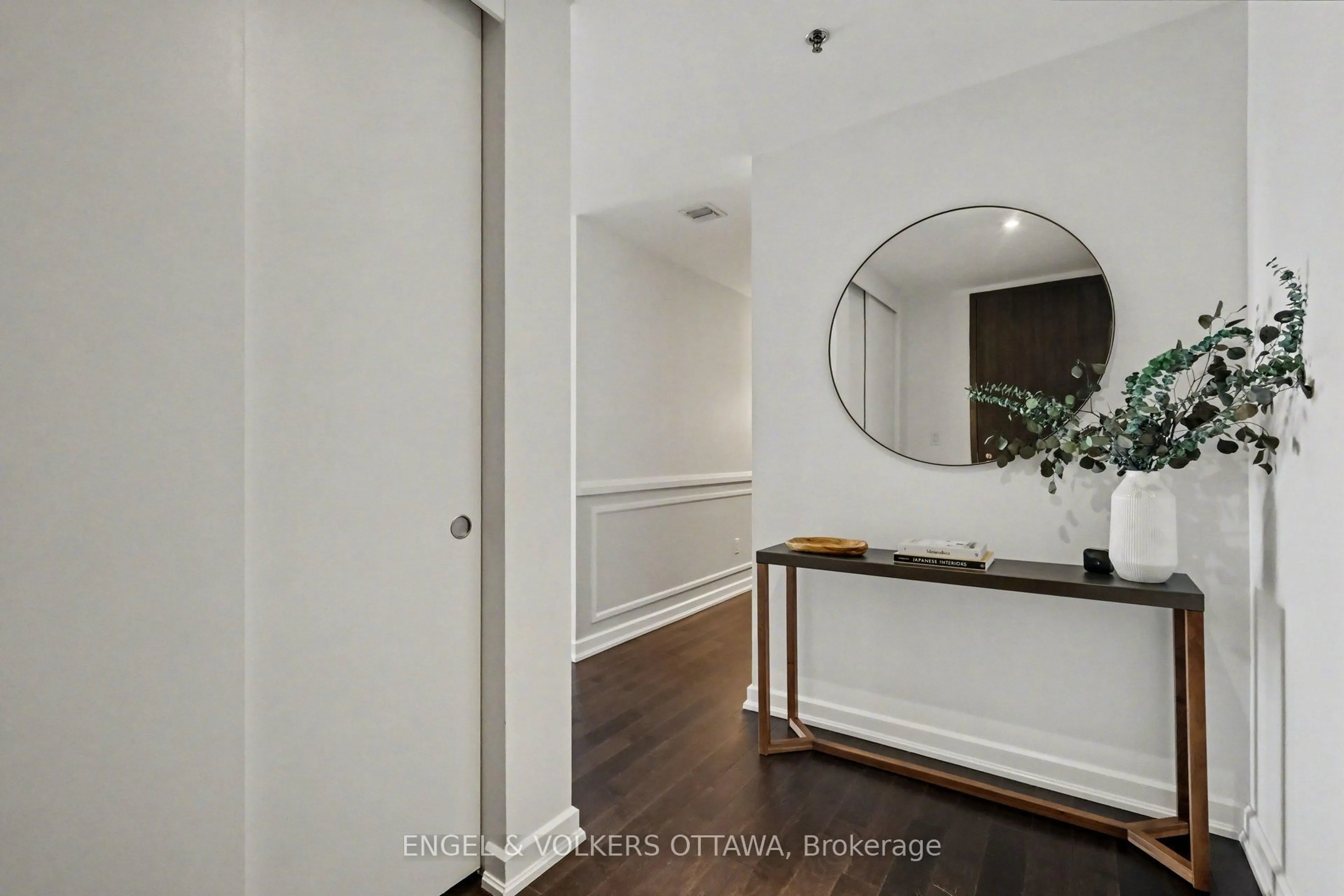 Indoor entryway for 300 Lisgar St #513, Ottawa Ontario K2P 0E2