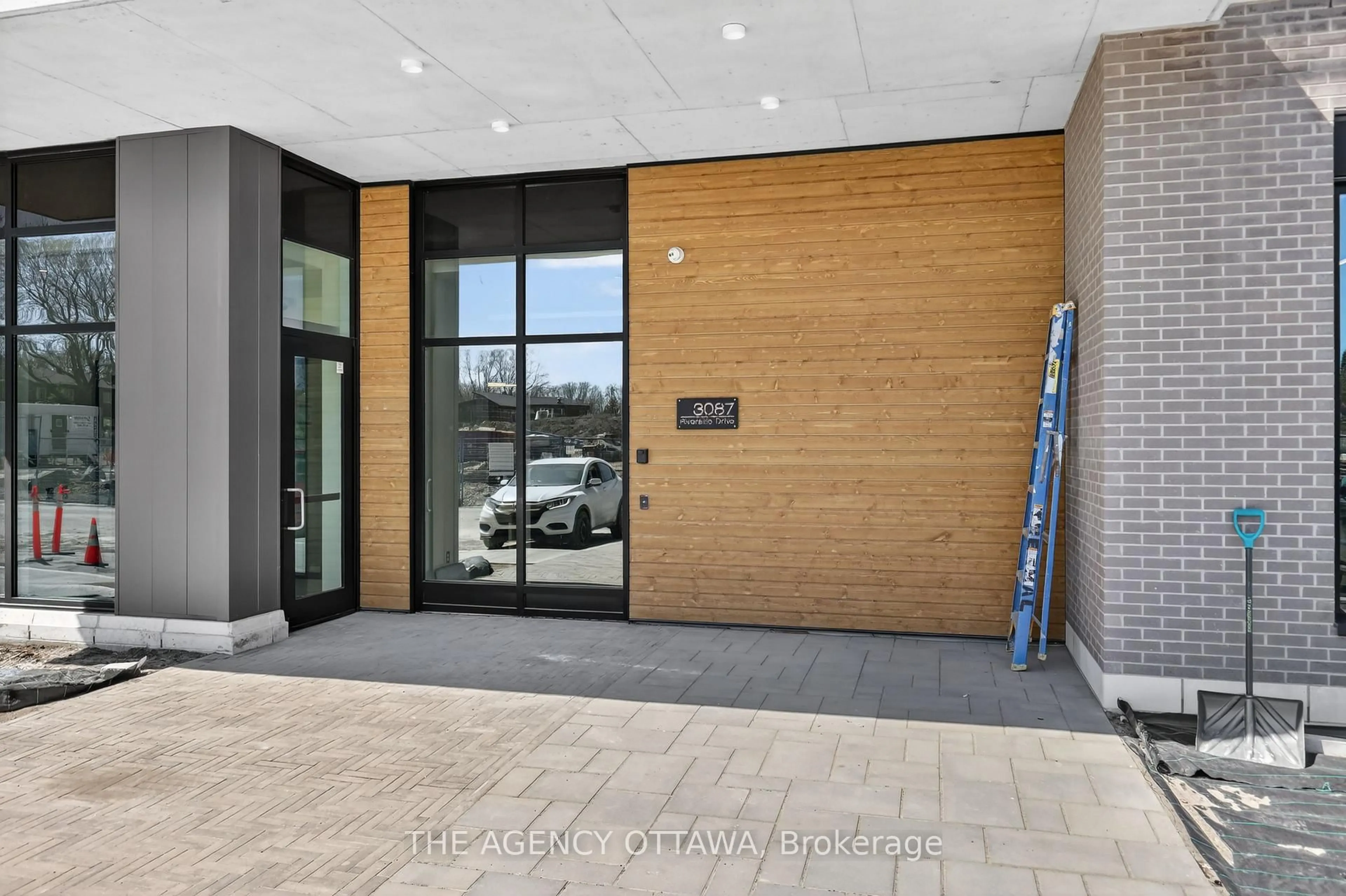 Indoor foyer for 3085 Riverside Dr #209, Ottawa Ontario K1V 2W3