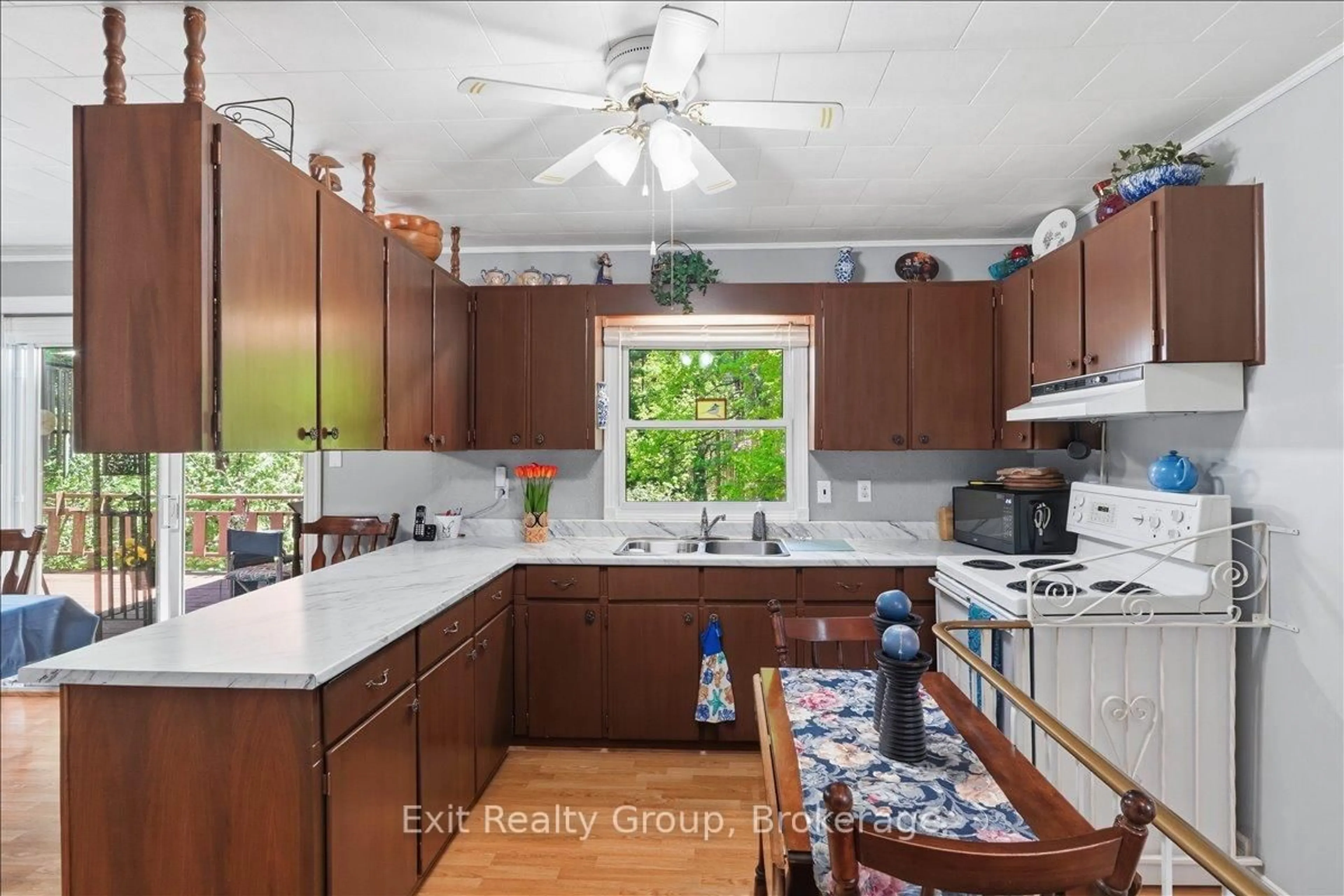 Standard kitchen, ceramic/tile floor for 102836 Highway 7, Limoges Ontario K0K 2M0