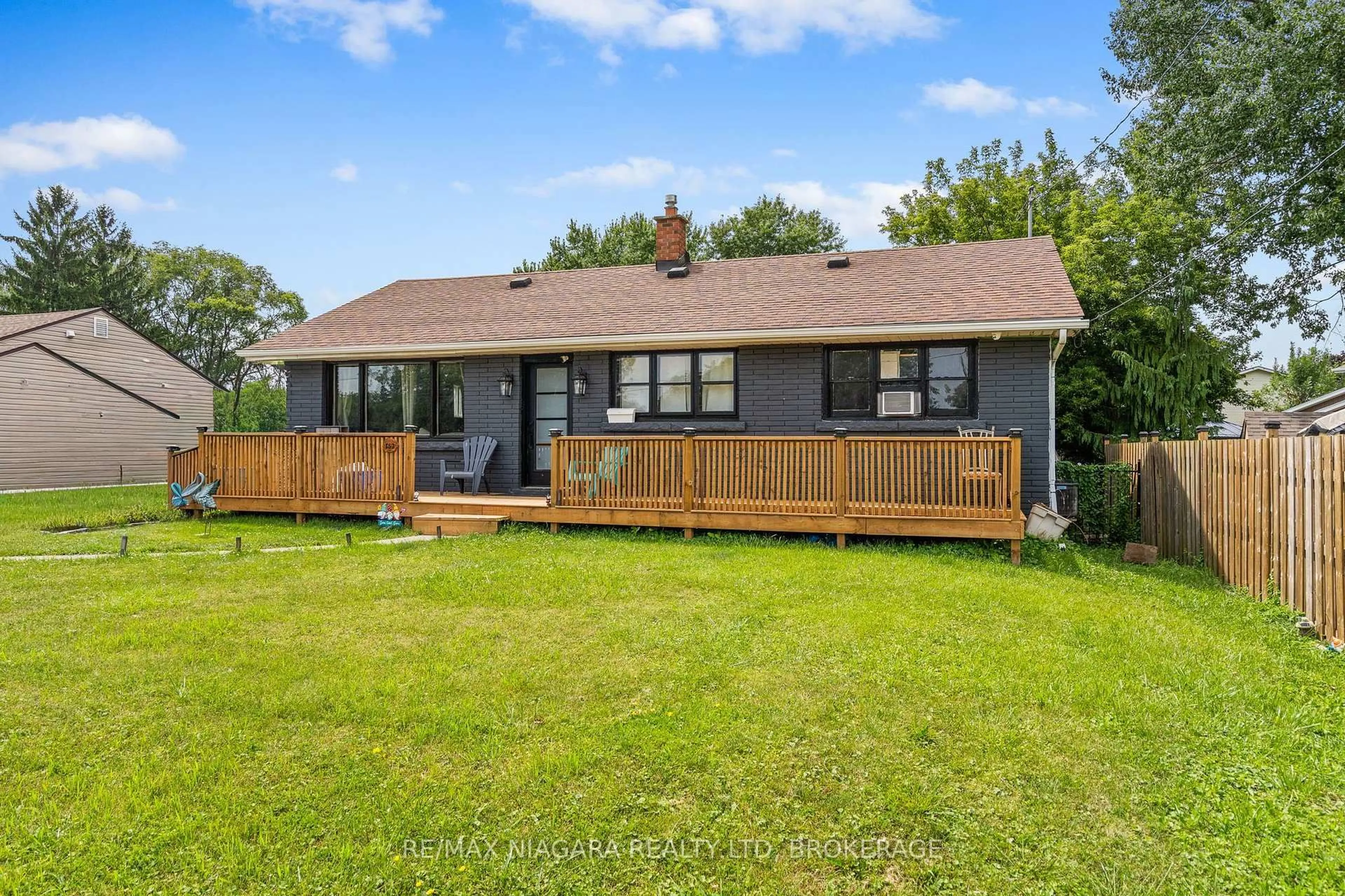 Home with vinyl exterior material, unknown for 163 RICE Rd, Welland Ontario L3C 2V7