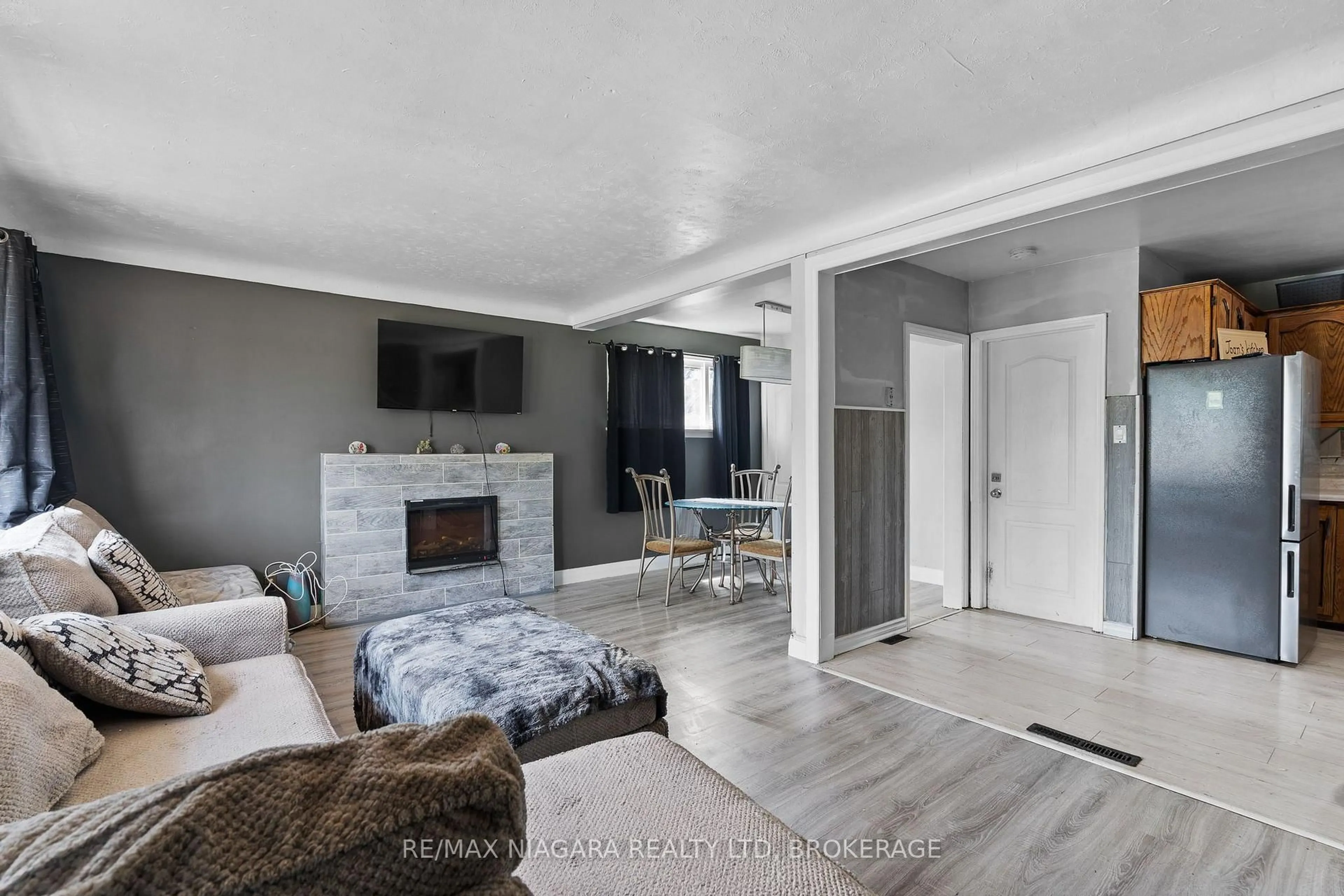 Living room with furniture, unknown for 163 RICE Rd, Welland Ontario L3C 2V7