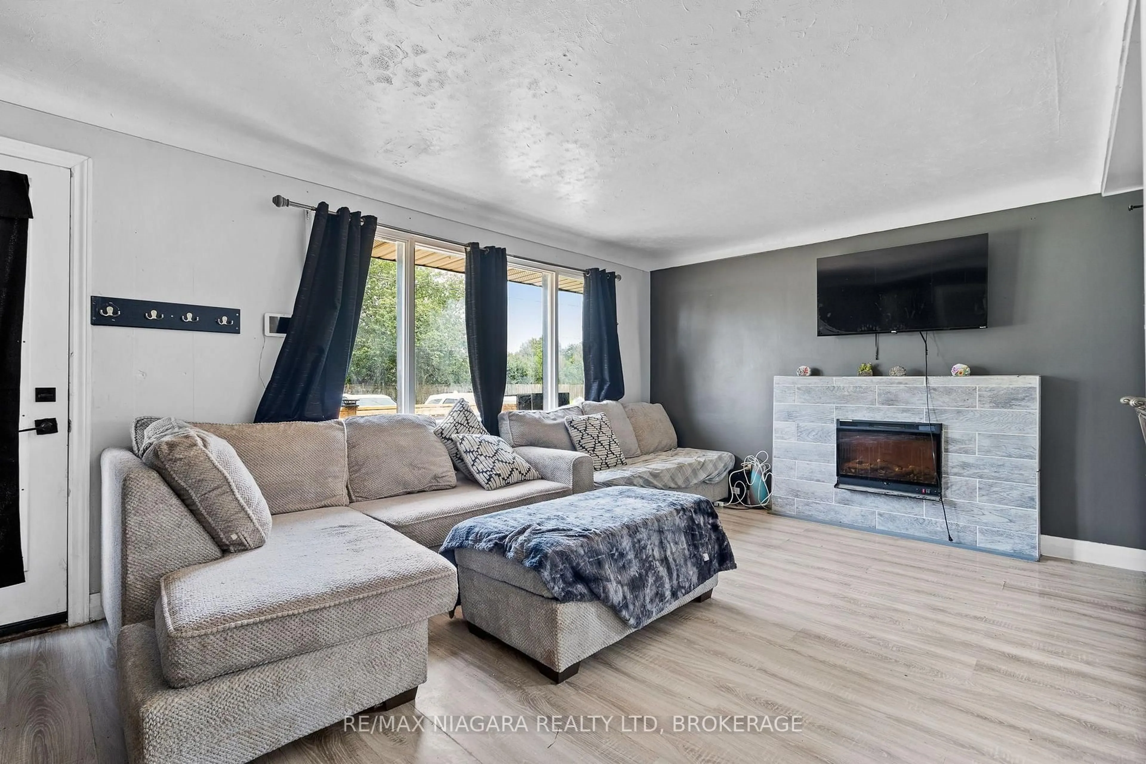 Living room with furniture, unknown for 163 RICE Rd, Welland Ontario L3C 2V7