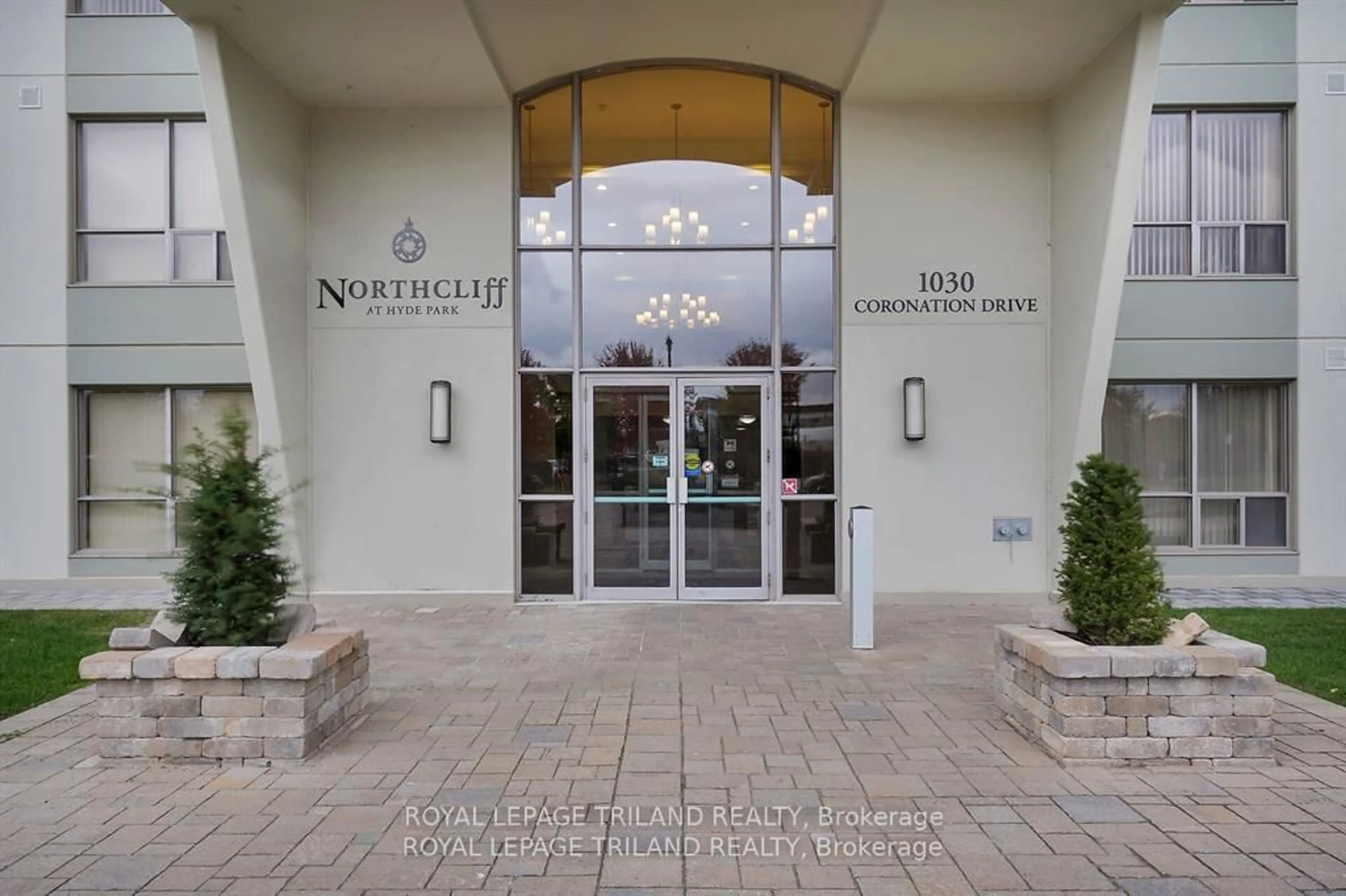 Indoor foyer for 1030 Coronation Dr #111, London North Ontario N6G 0G5