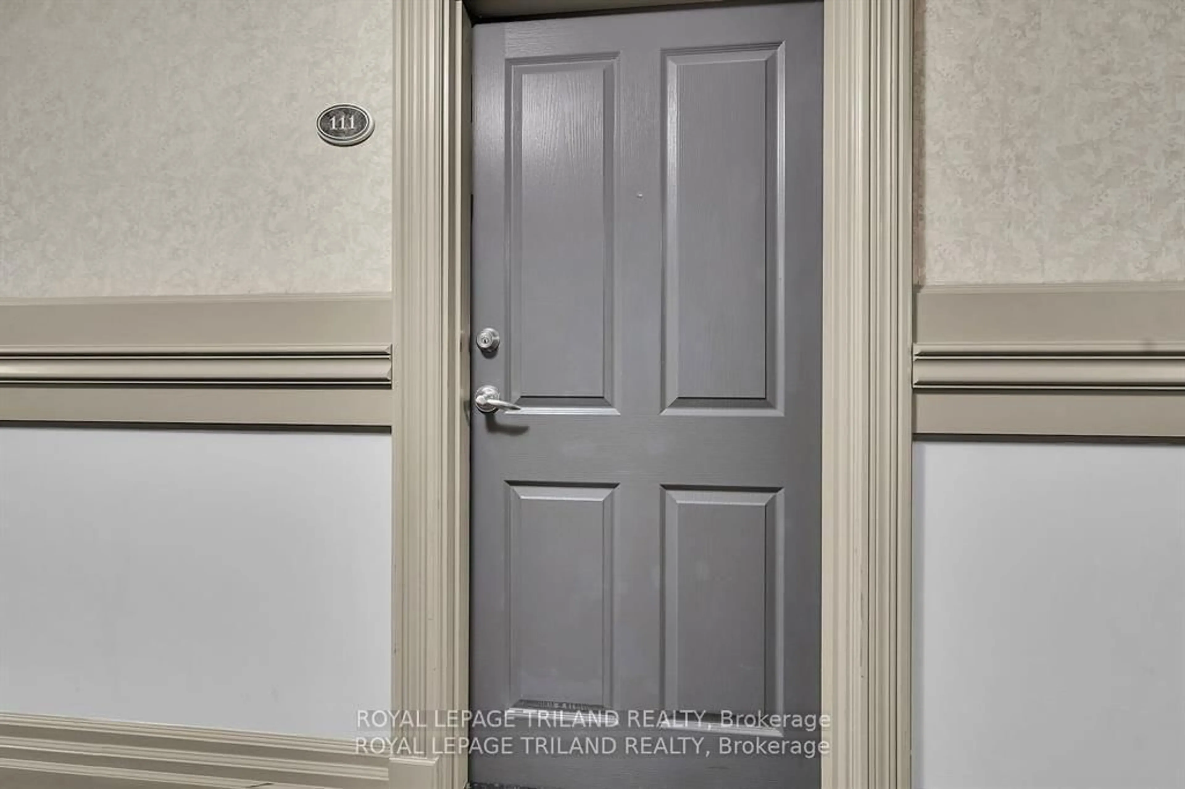 Indoor entryway for 1030 Coronation Dr #111, London North Ontario N6G 0G5