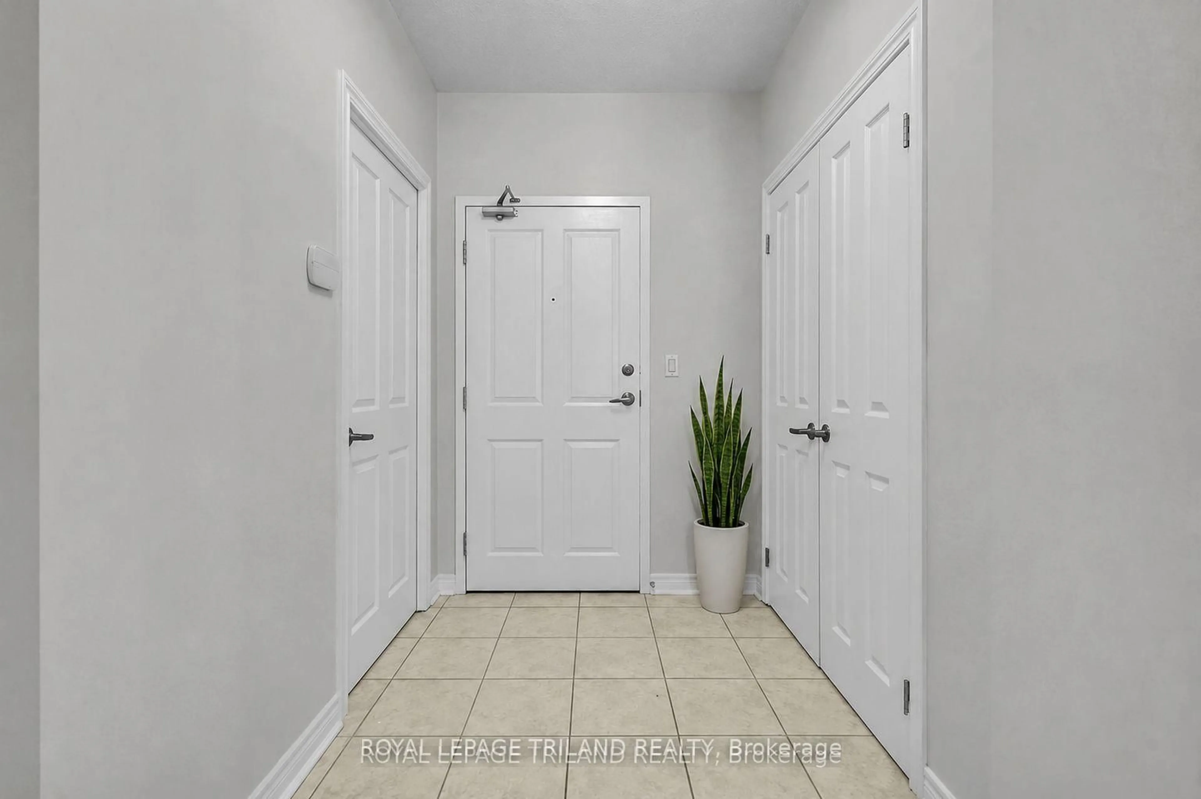 Indoor entryway for 1030 Coronation Dr #111, London North Ontario N6G 0G5