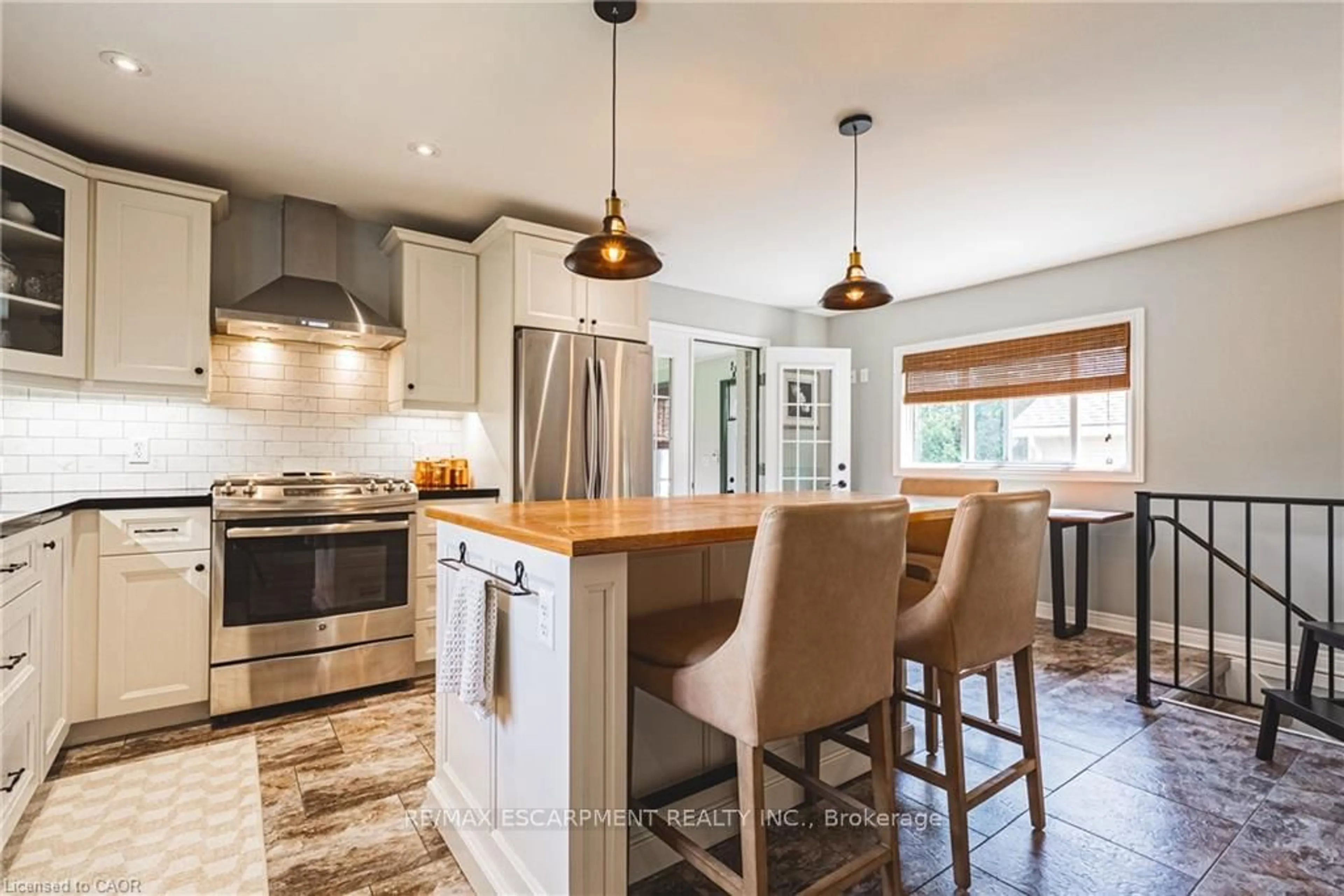 Open concept kitchen, ceramic/tile floor for 302 Fishers Glen Rd, Norfolk Ontario N0E 1W0