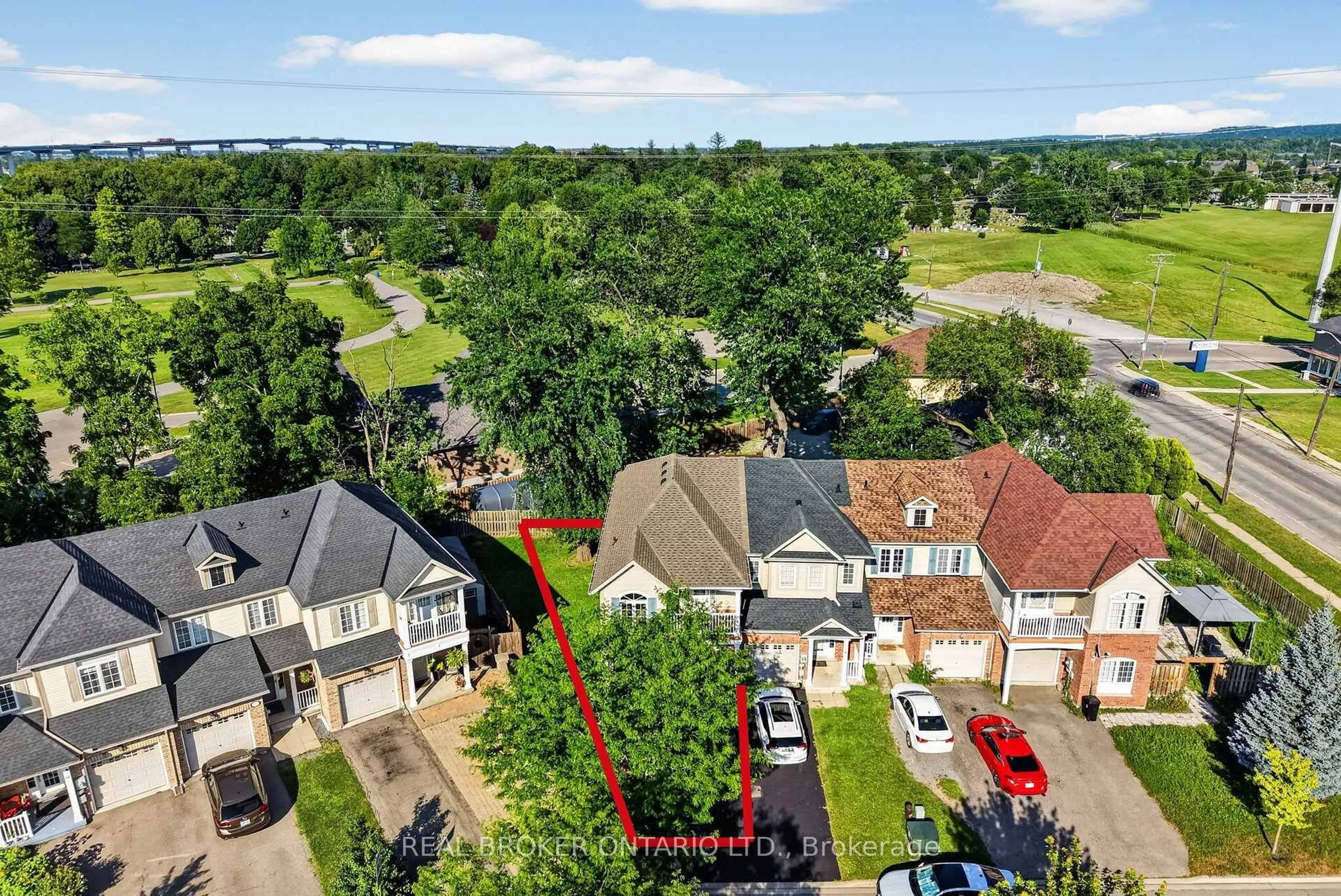 A pic from outside/outdoor area/front of a property/back of a property/a pic from drone, unknown for 8 Chloe St, St. Catharines Ontario L2P 0A6