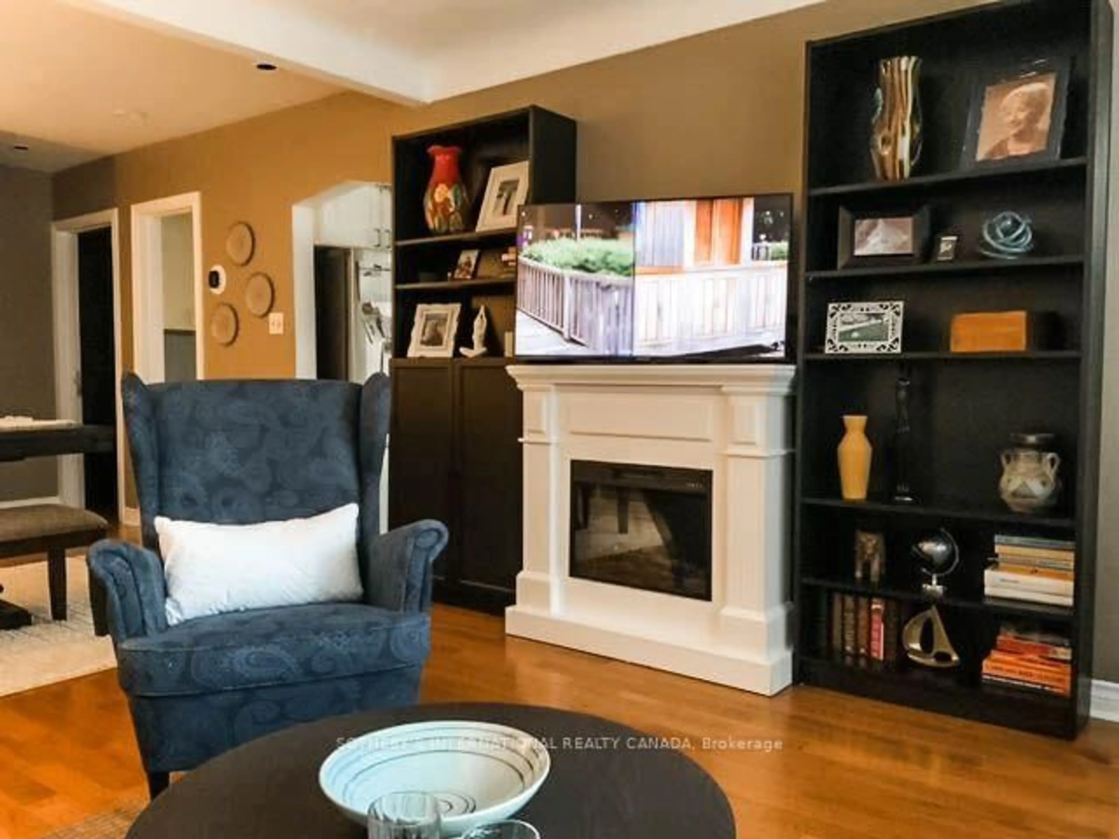 Living room with furniture, wood/laminate floor for 300 East 45th St, Hamilton Ontario L8T 3K8
