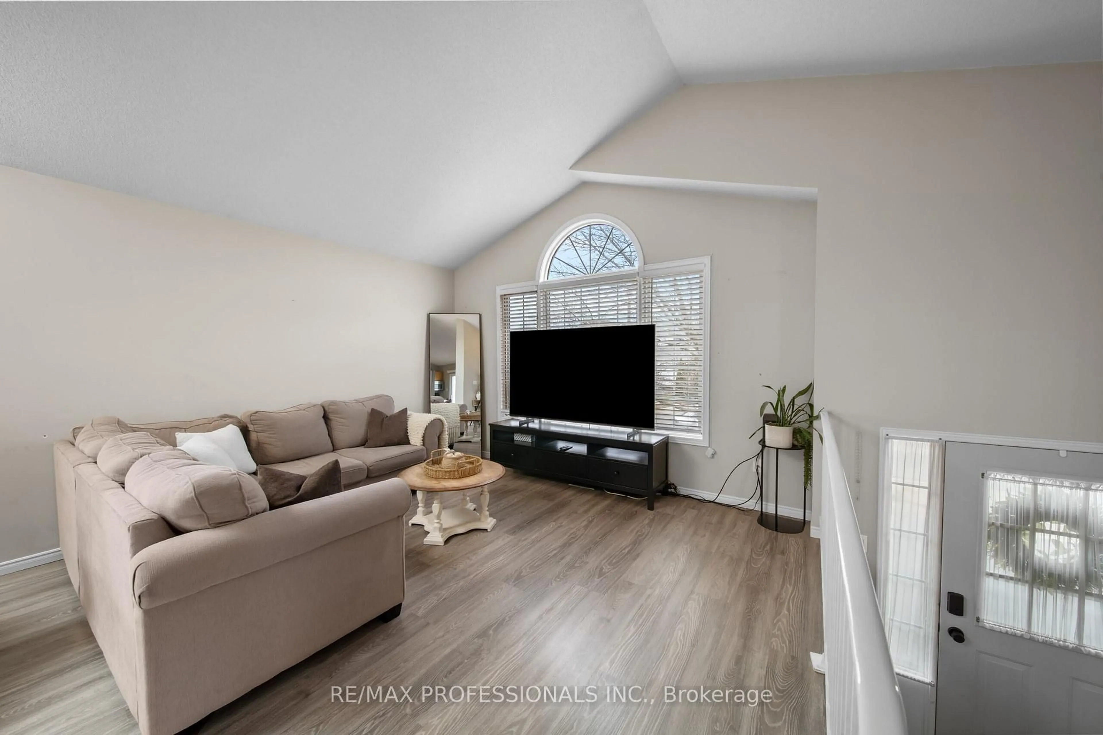 Living room with furniture, unknown for 522 Trico Dr, Cambridge Ontario N3H 5M5
