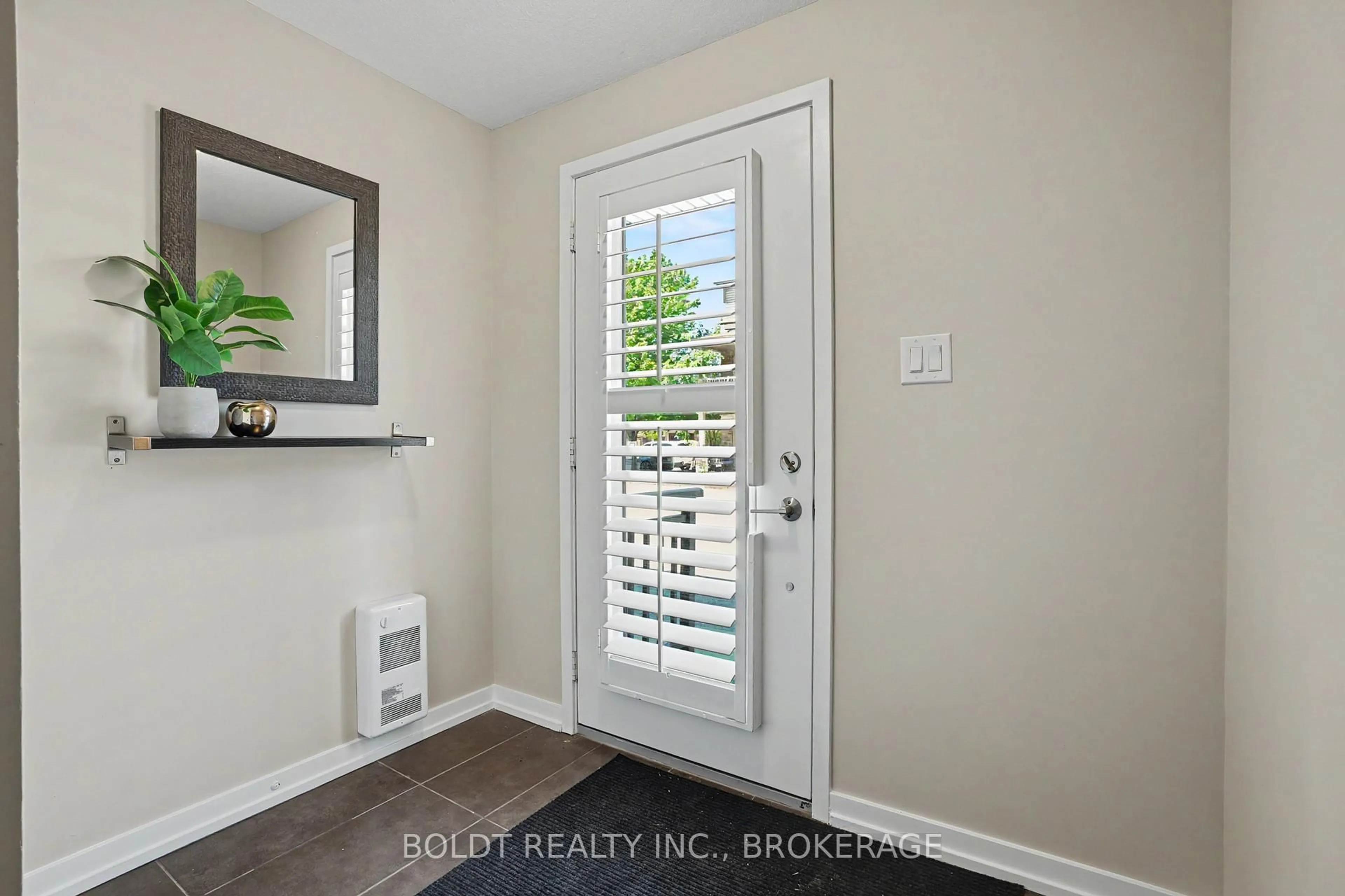 Indoor entryway for 510 North Service Rd #13, Grimsby Ontario L3M 0C9
