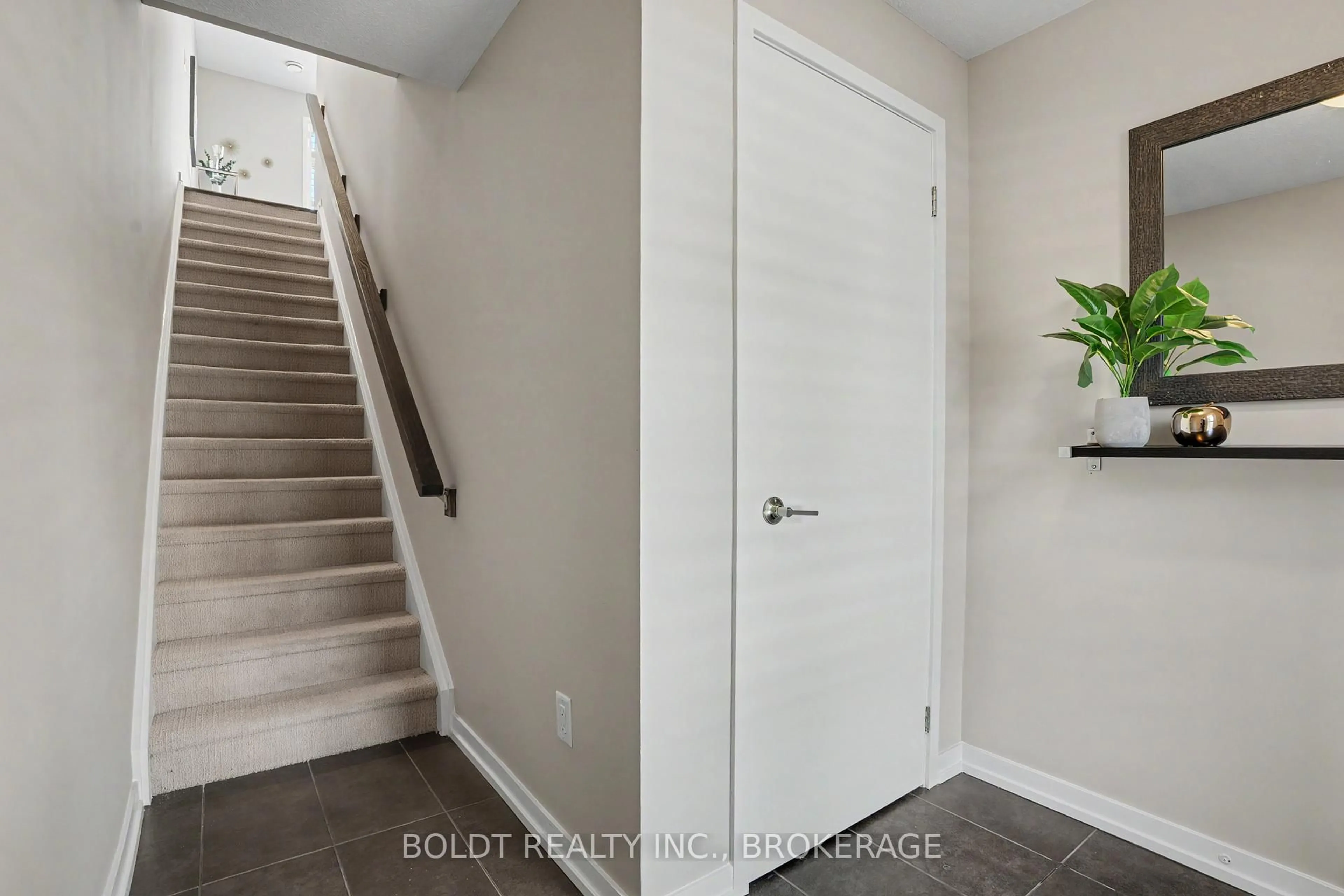 Indoor entryway for 510 North Service Rd #13, Grimsby Ontario L3M 0C9