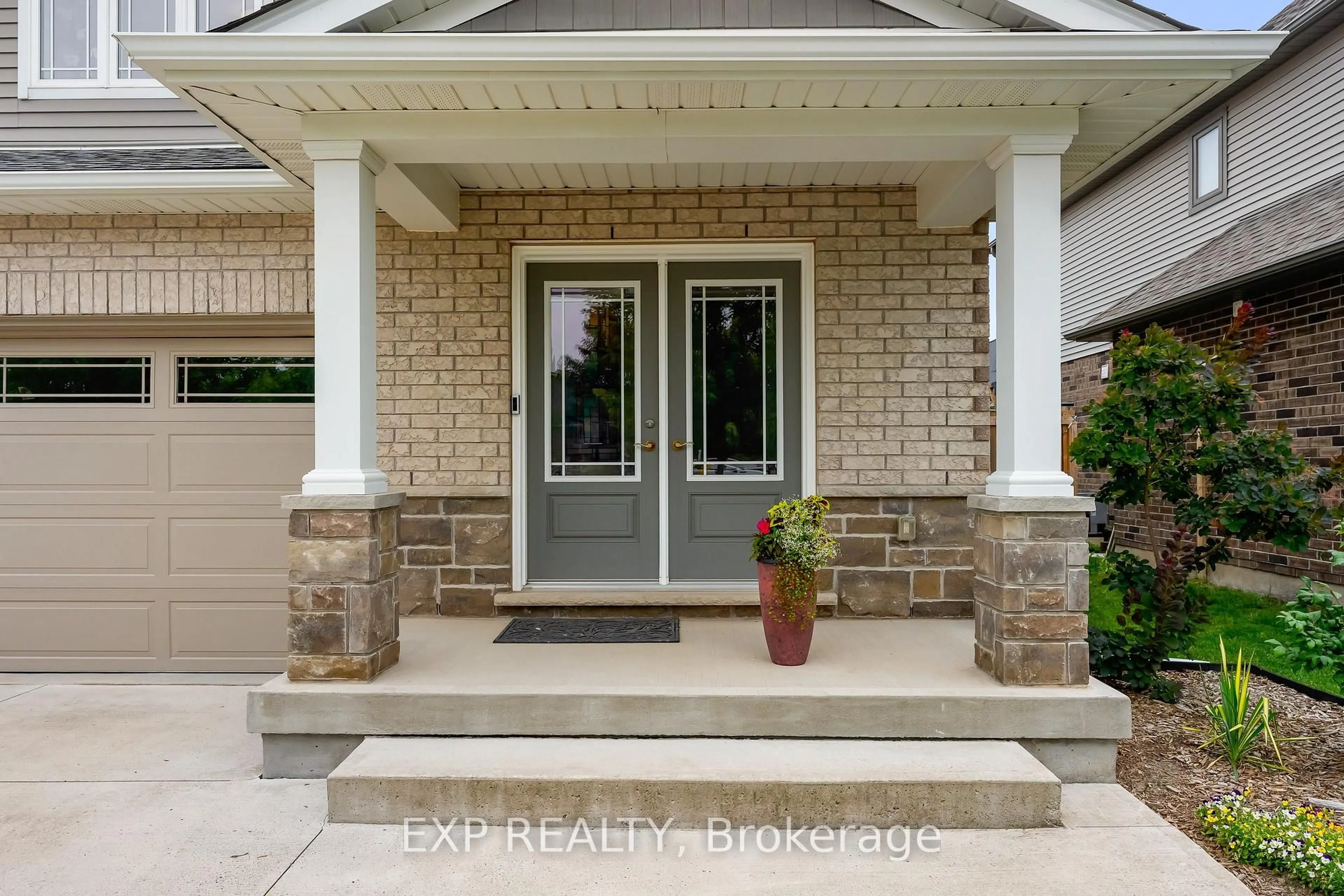 Indoor entryway for 37 Mcfarland St, Thorold Ontario L2V 0E5