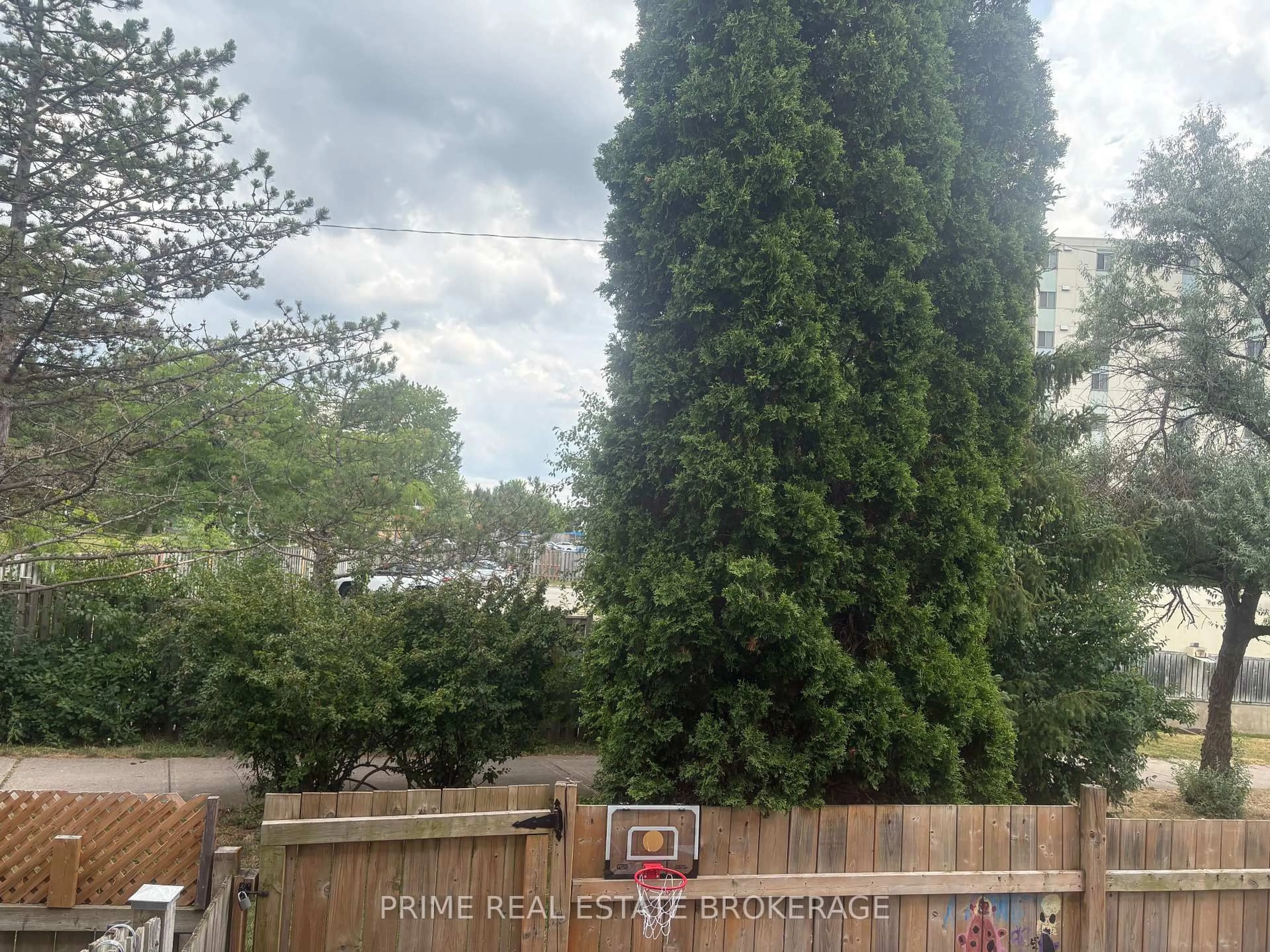 A pic from outside/outdoor area/front of a property/back of a property/a pic from drone, forest/trees view for 135 Belmont Dr #44, London South Ontario N6J 4J3